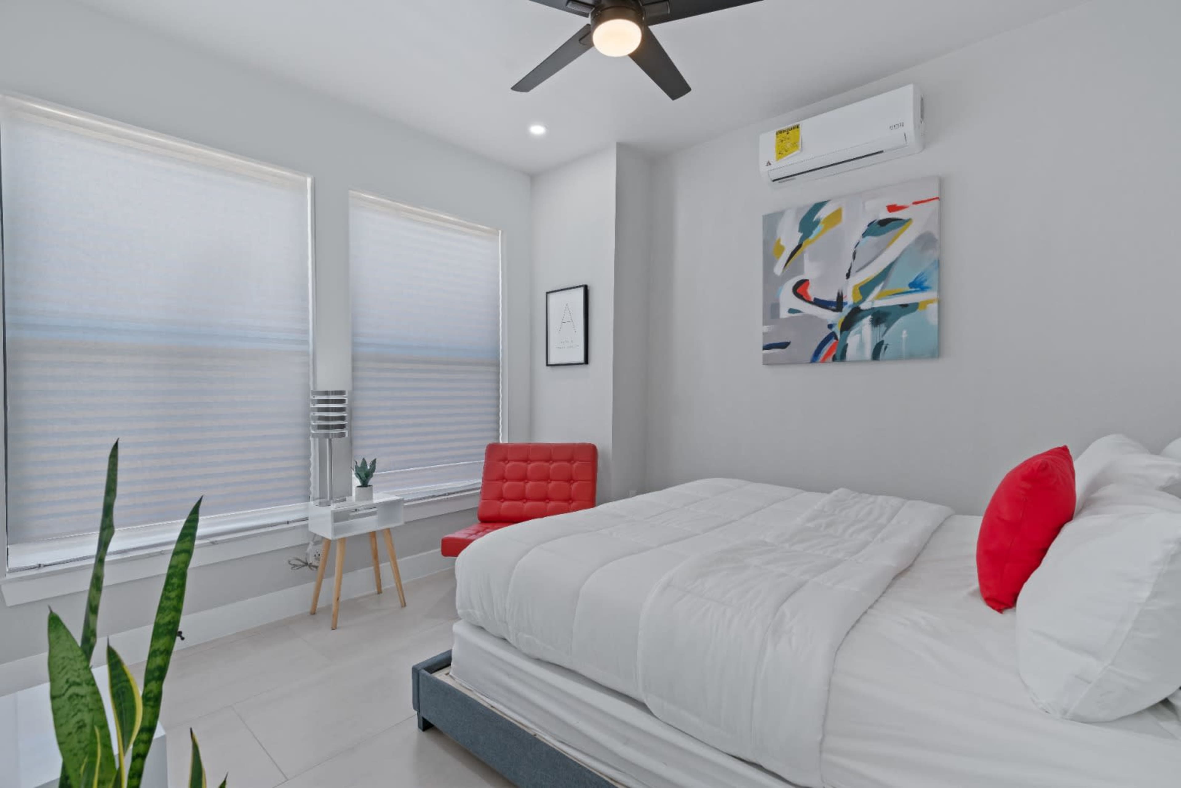 Modern Bright Guest House with Large Windows and Lovely Pool/Hot Tub and Outdoor Kitchen Area Image in Round Rock, round rock, TX