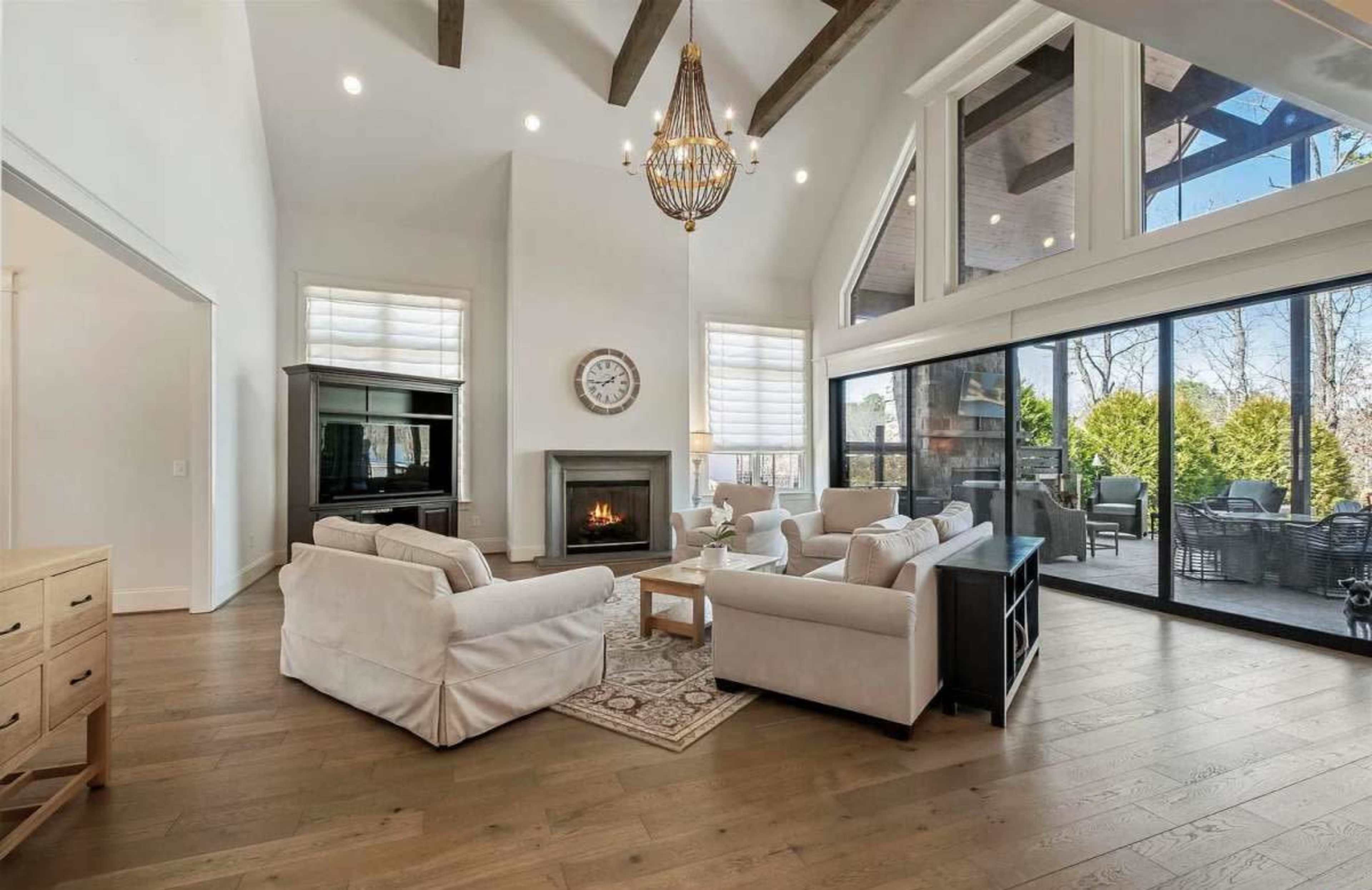 Luxury Golf-Course Estate with Resort Pool, Vaulted Ceilings & Outdoor Fireplace Image in Hoover, HOOVER, AL