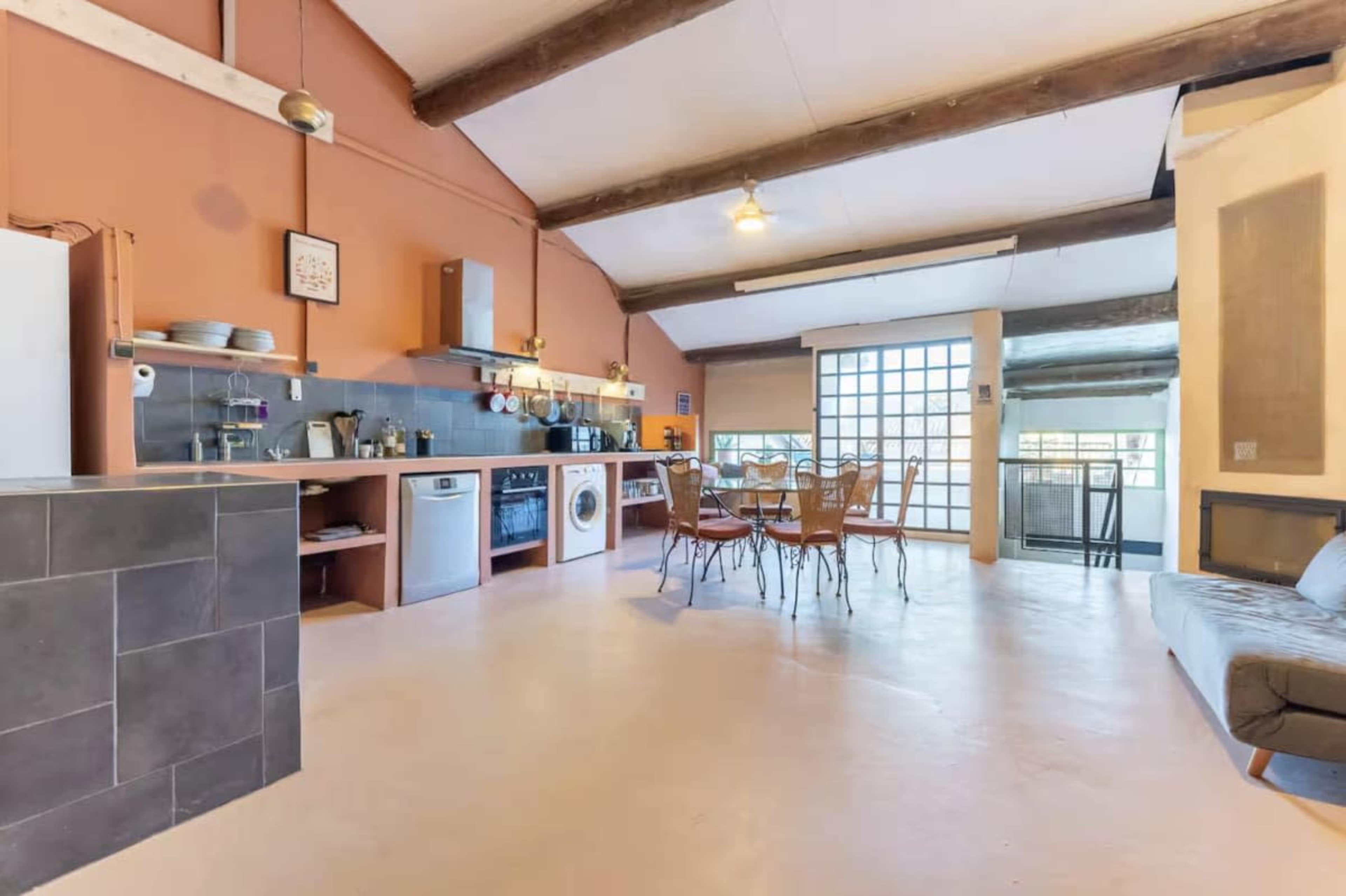 Loft atypique de 150m2 avec 4 chambres et une terrasse extérieure Image in Saint-Louis, Marseille