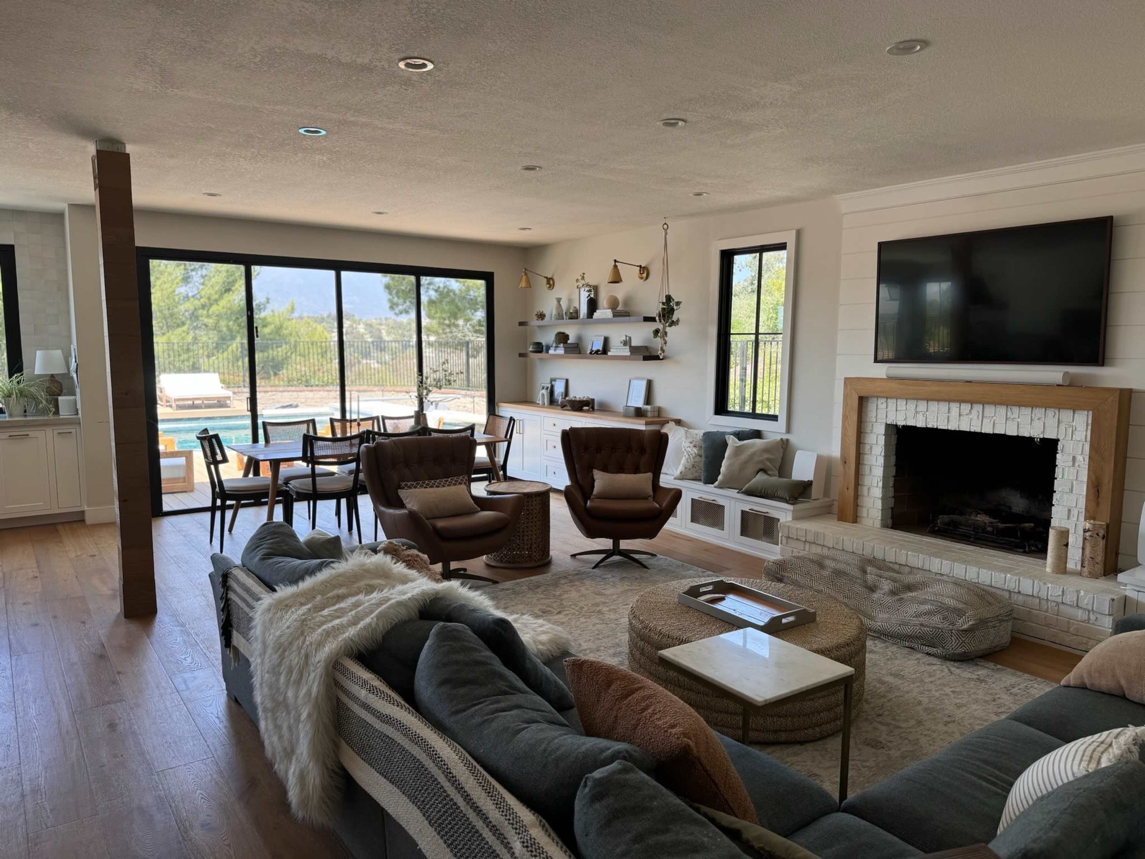 Spacious designer living area, large chef's kitchen, oversized pool, jacuzzi, with privacy and sunset views— perfect for entertaining! Image in Mission Viejo, Mission Viejo, CA