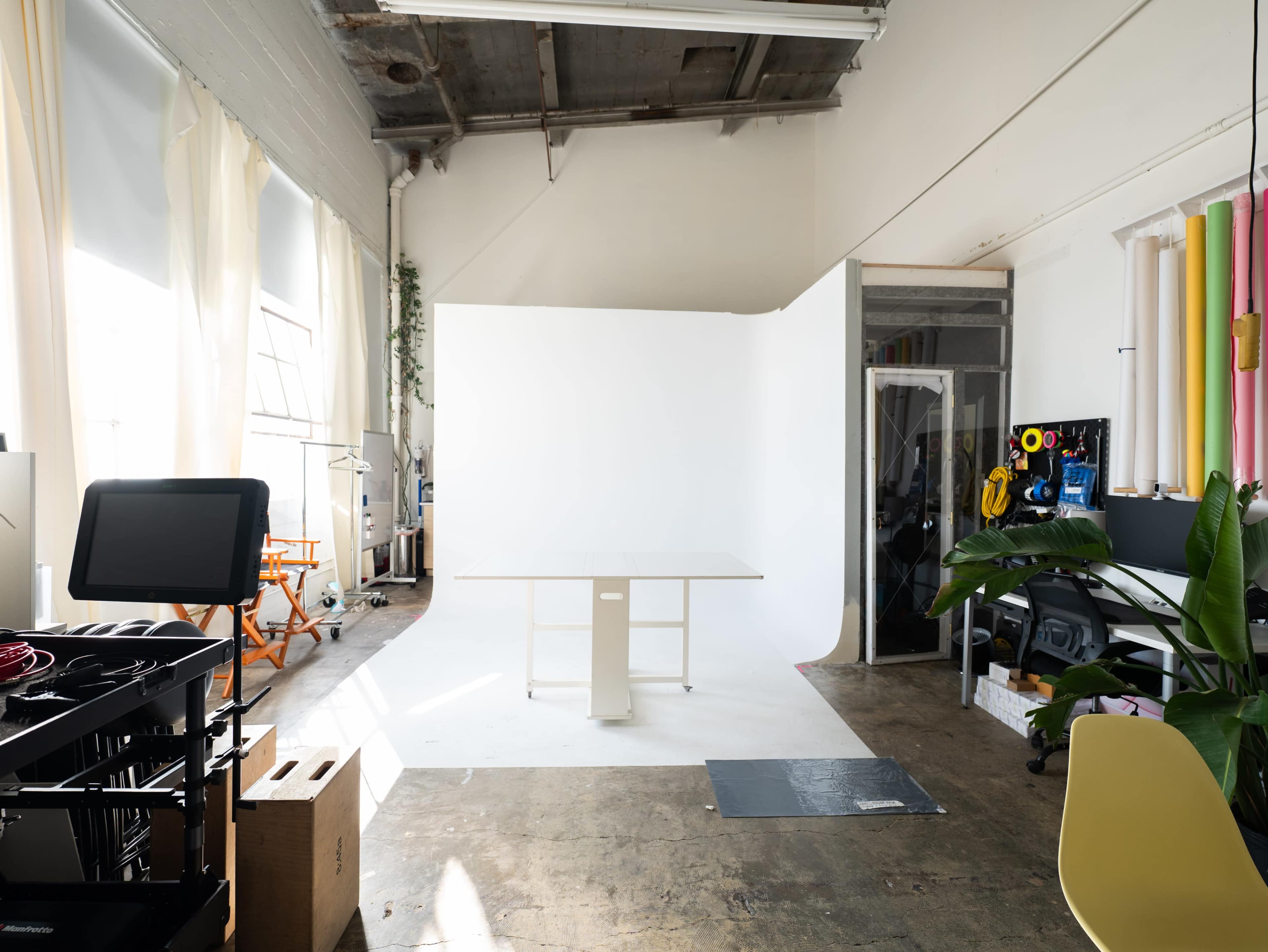 Perfect Studio with Cyc wall, Natural Light & Grip Equipment Image in Bayview, San Francisco, CA