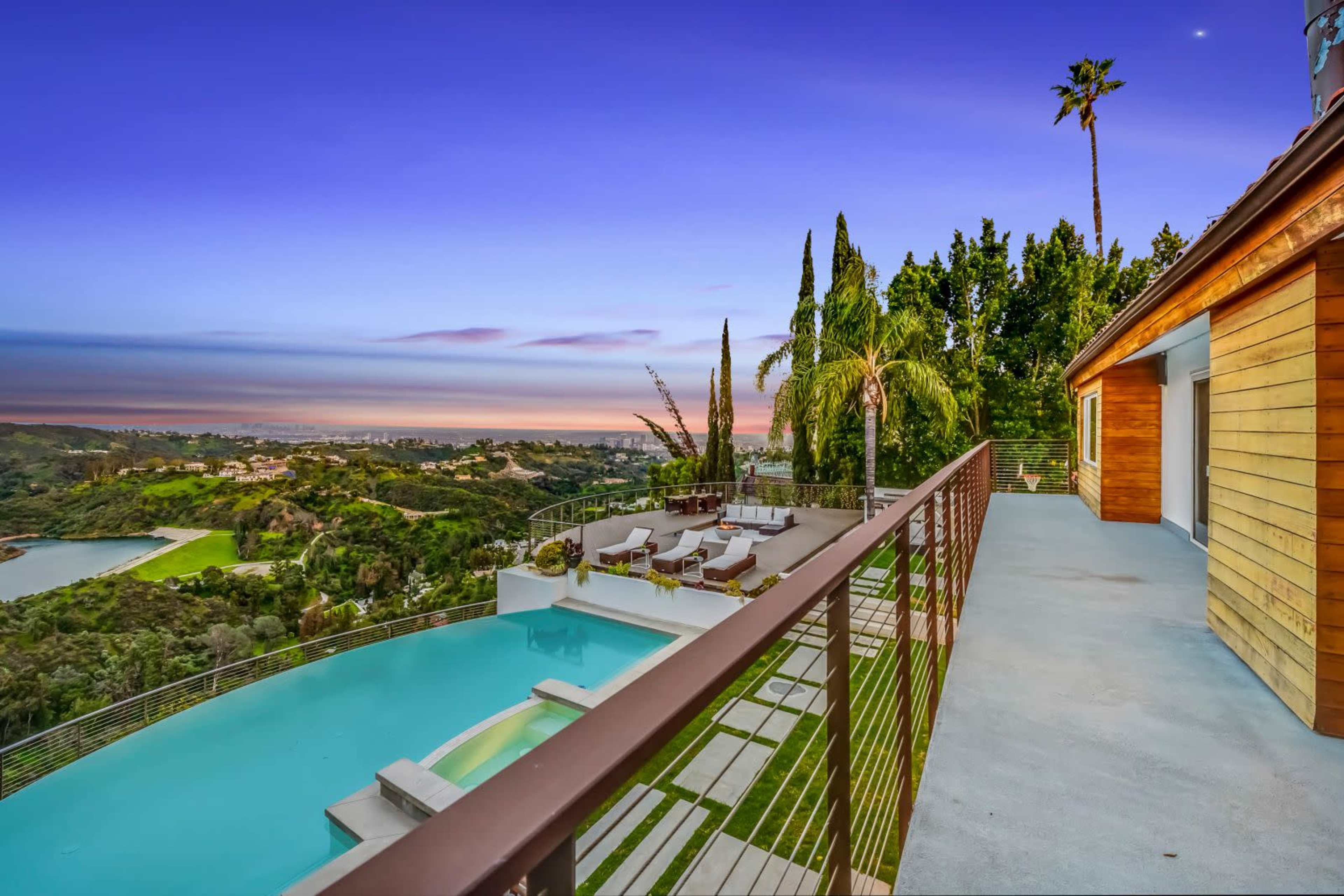 STRADELLA LAKEVIEW VILLA/ INFINITY SPA/ DECK Image in Bel Air, Los Angeles, CA