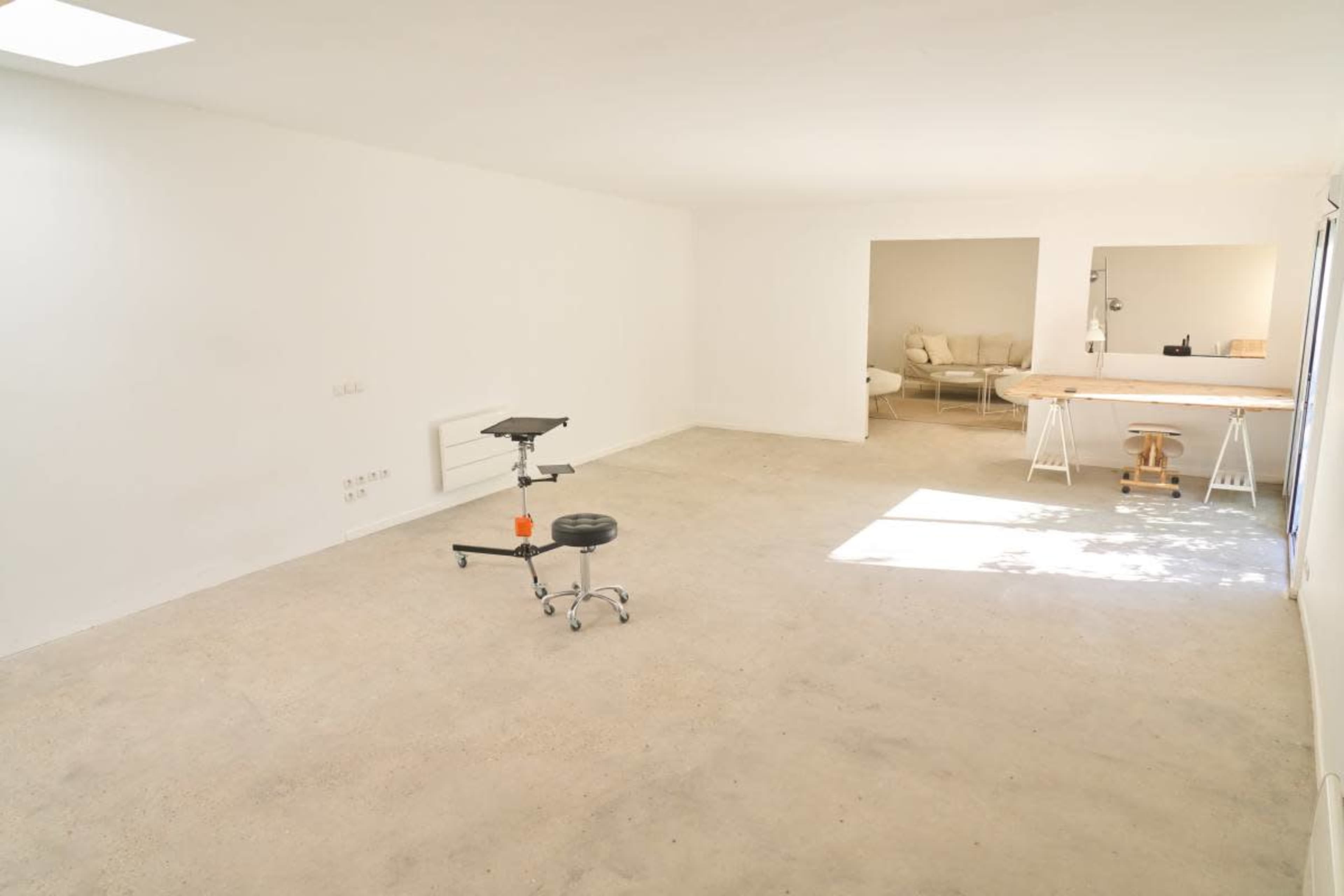 Grand studio photo & vidéo de 140 m² – lumineux – idéal shootings, tournages & workshops Image in , Montreuil