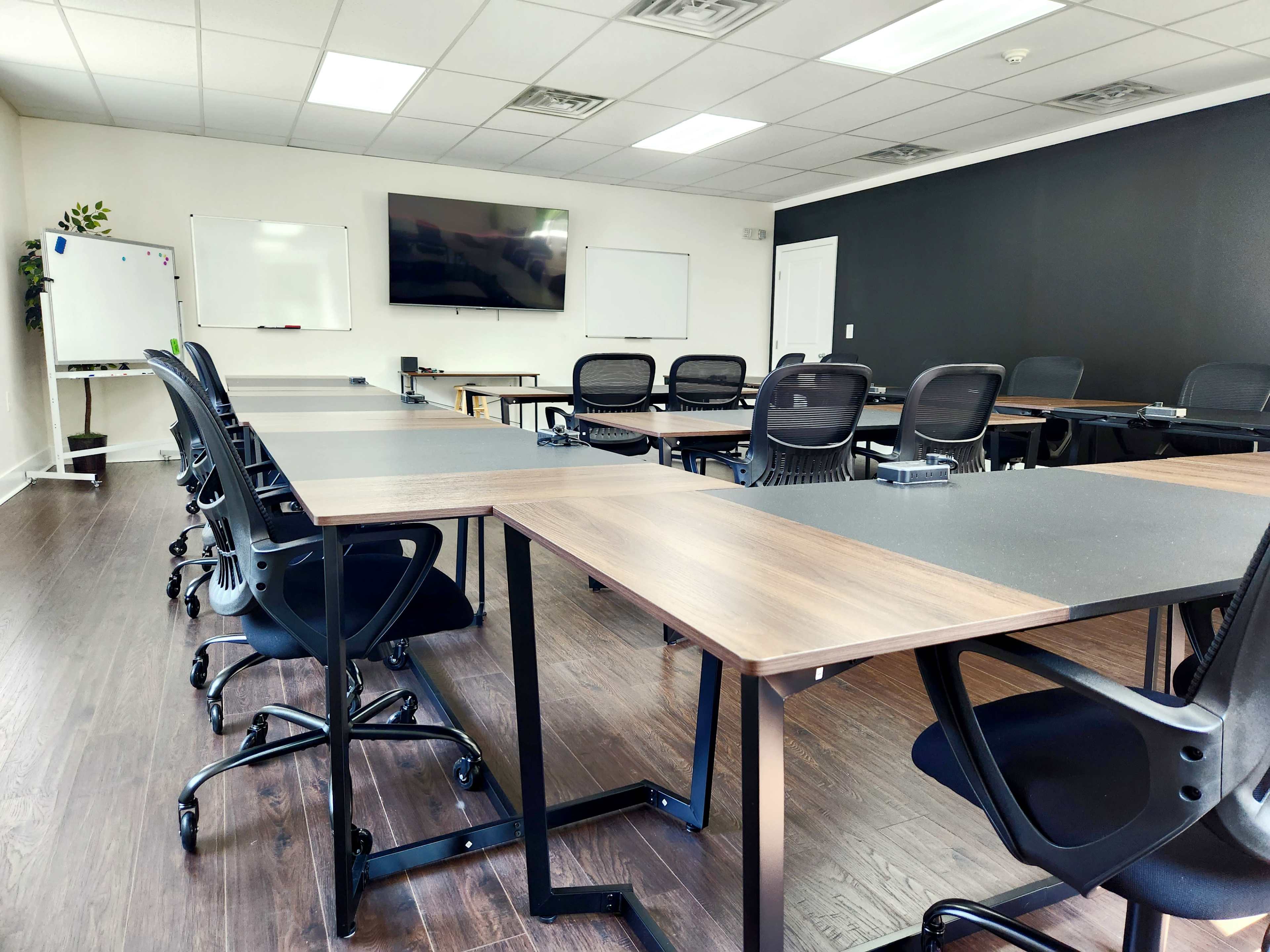 Roomy Meeting space Located just minutes from turnpike and toll road access on the outskirts of down town Jeannette. Image in Jeannette, Jeannette, PA