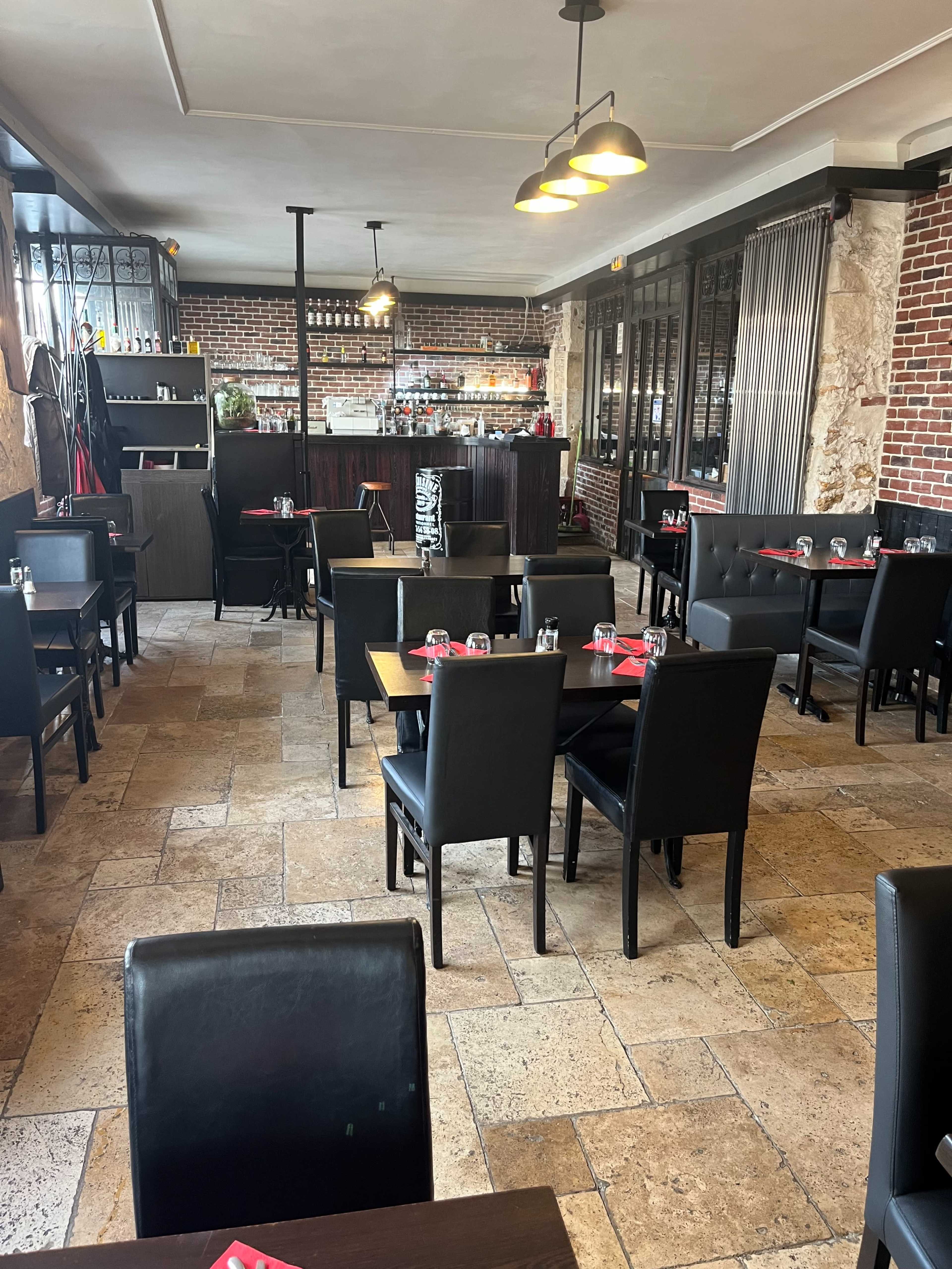 Salle de réception avec verrière et cour intérieur Image in , Saint leu la forêt