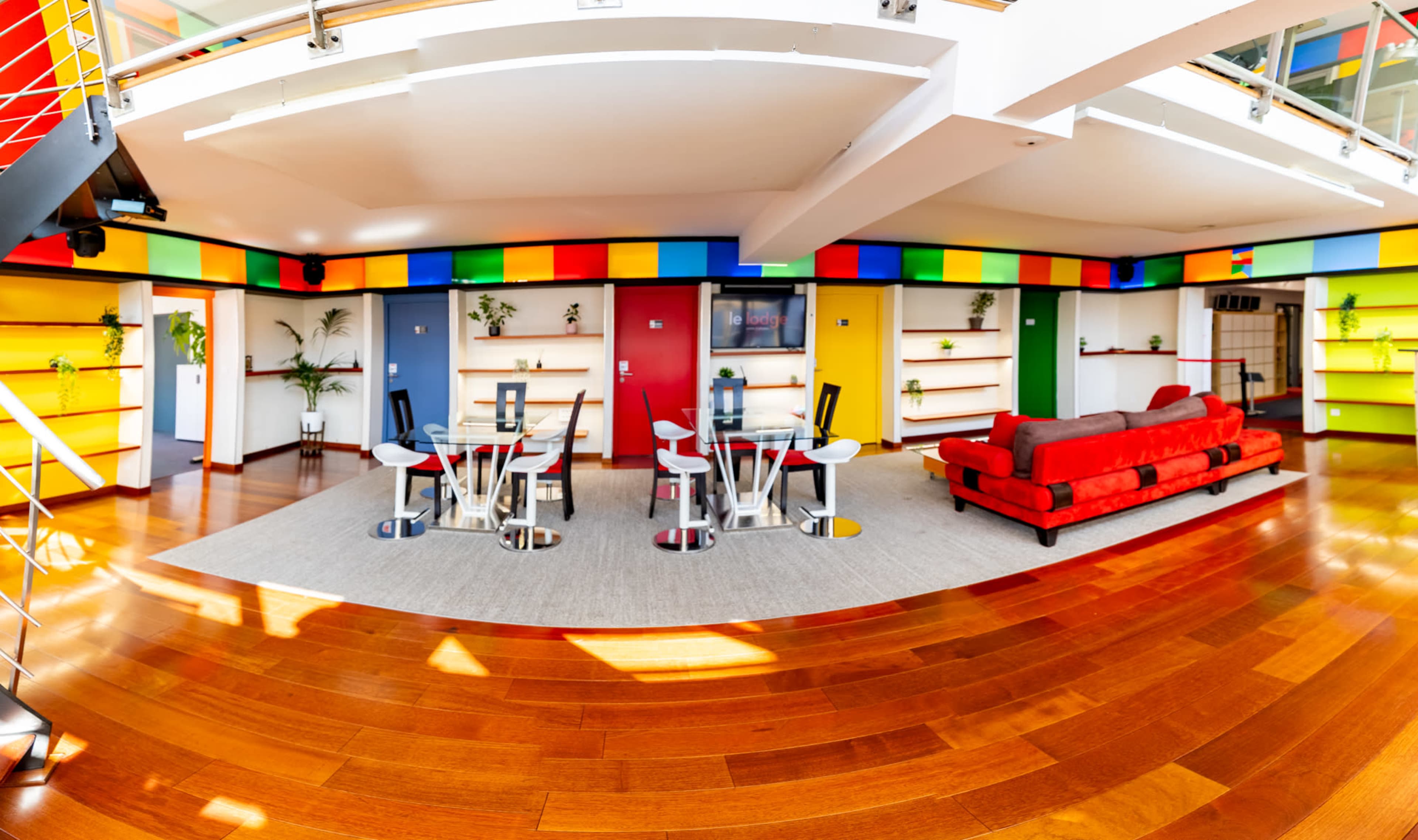 Loft chaleureux aux divers espaces : professionnel, réception, détente et loisir Image dans Polygone, Strasbourg, 