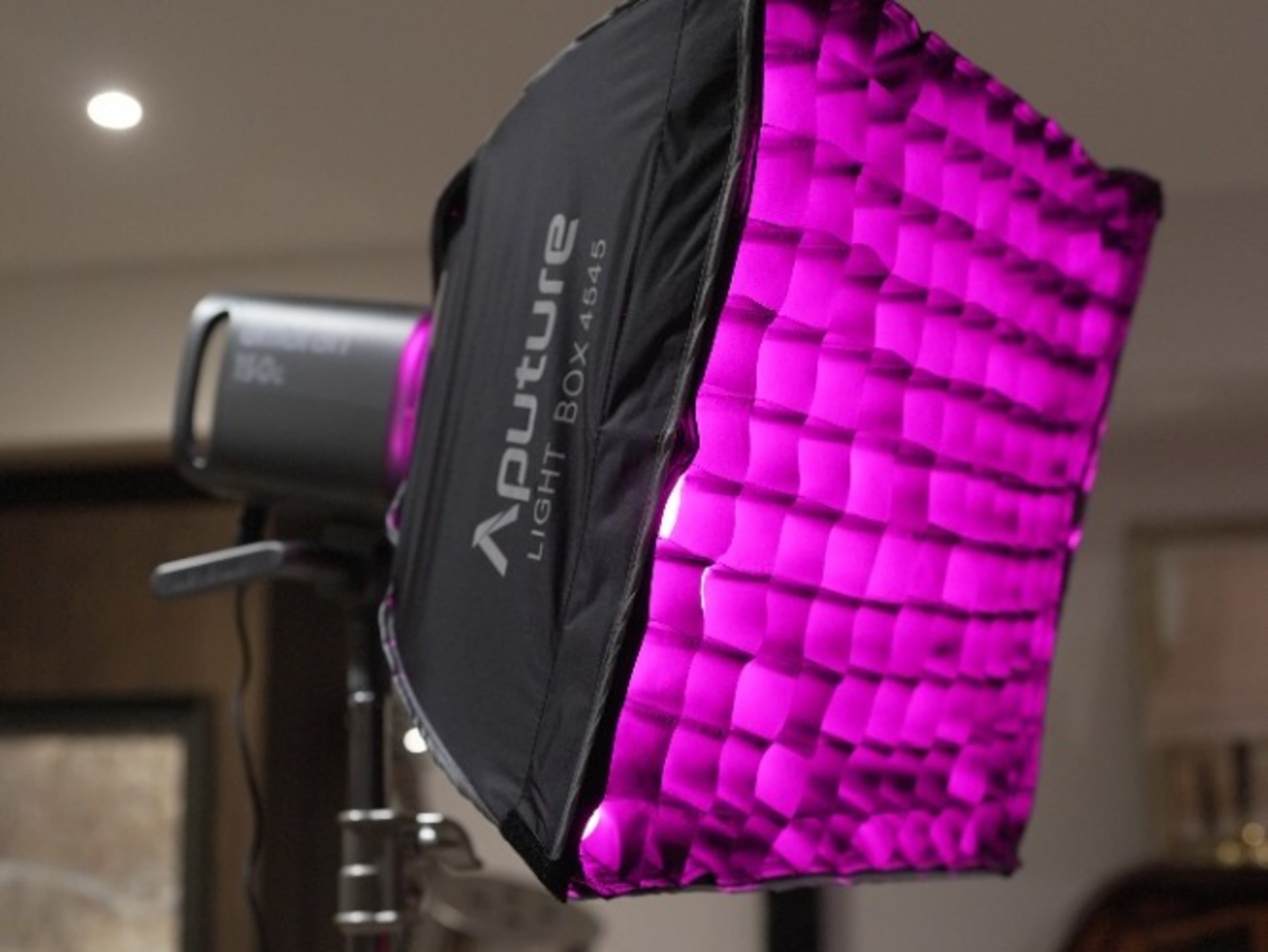 Aputure Amaran 150c - LED light