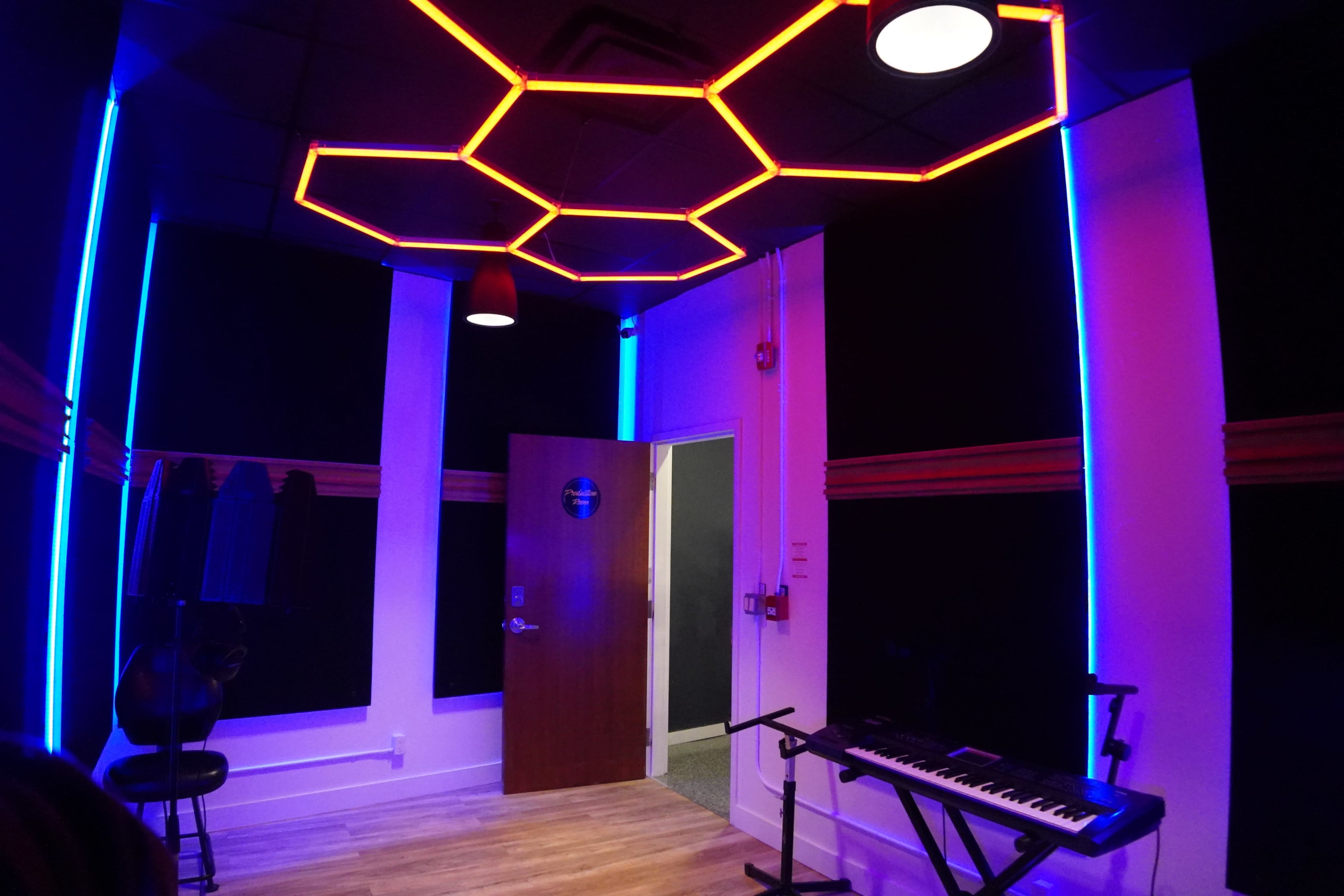 Beatmakers & Engineers’ Dream Studio – Maschine, UAD, & More Image in Gibson, Hamilton, ON