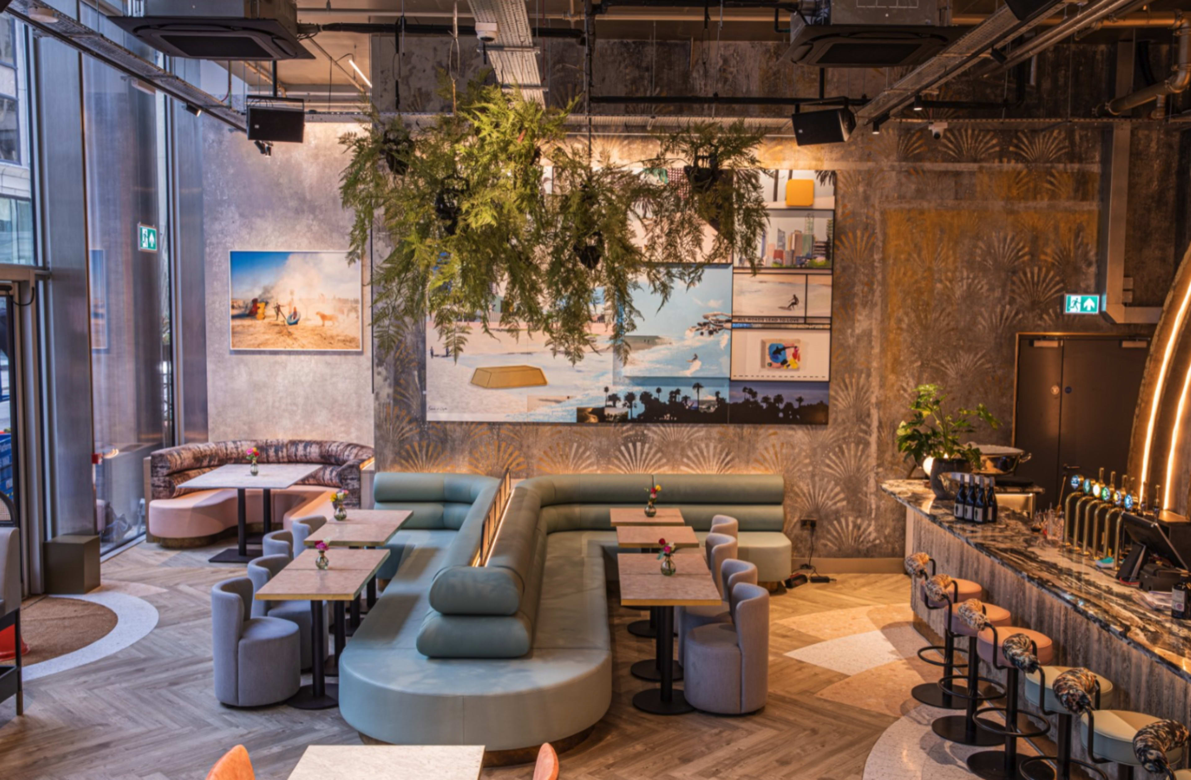 Bright Airy Sunrise Room - Large-Scale Restaurant Space Image in City of London, London, ENG