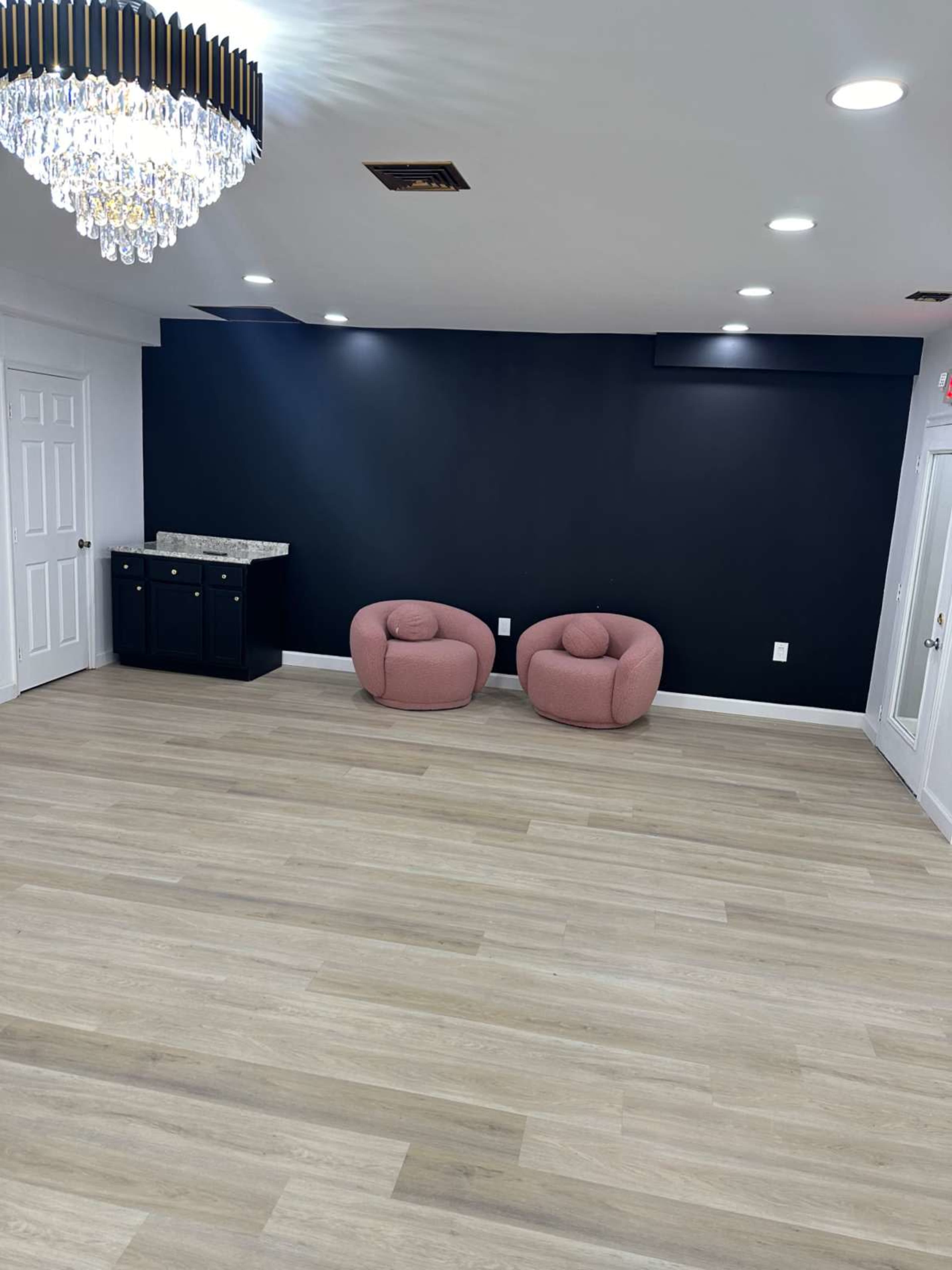 A small modern luxurious loft located in lanham, tailored for intimate events with a clean and elegant aesthetic. Image in Glenn Dale, lanham, MD