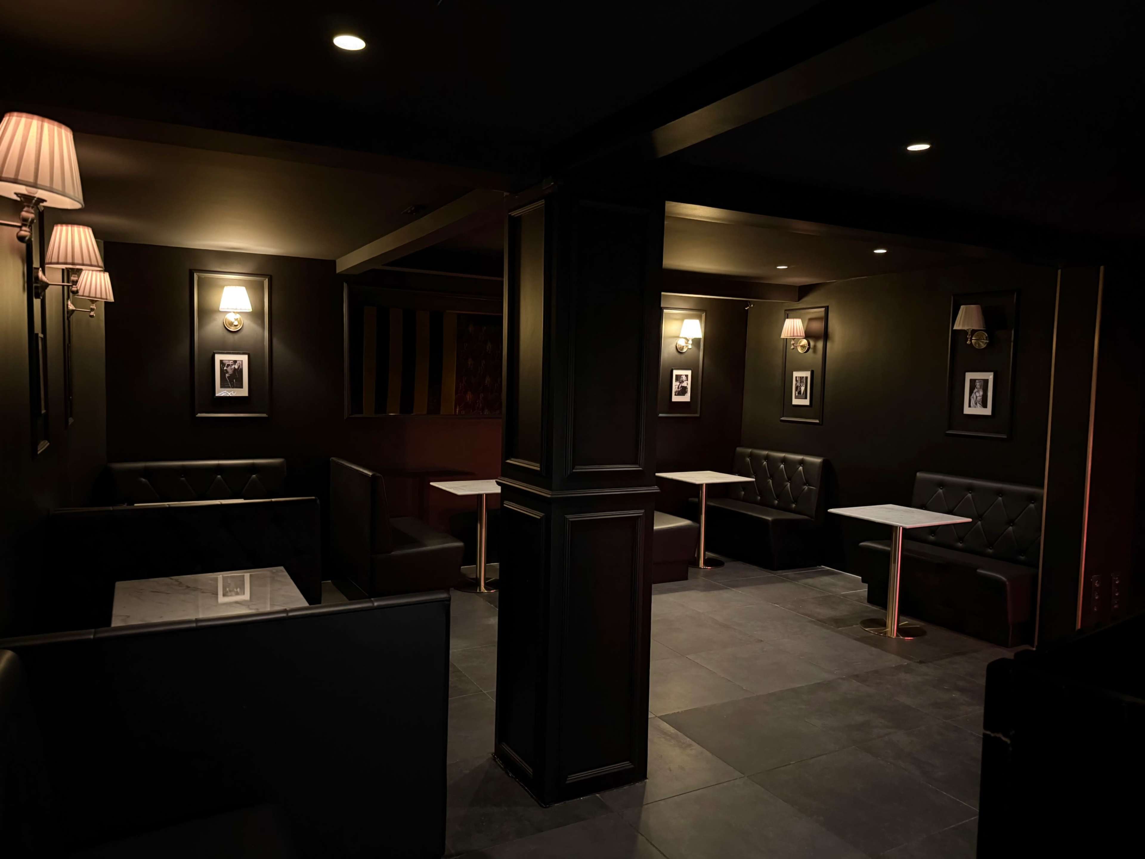 Bar à proximité des Champs Elysées Image in Ternes, Paris