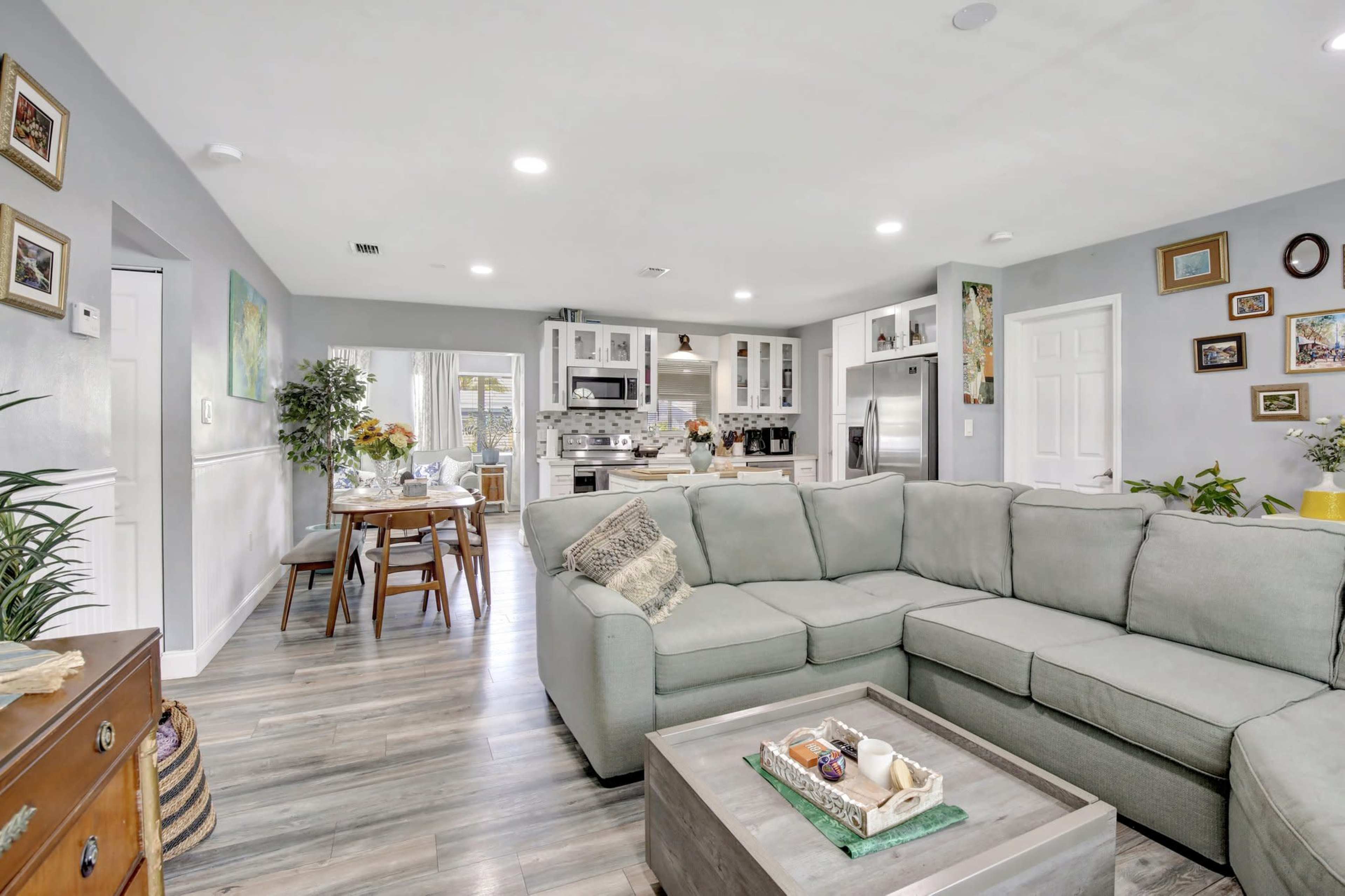 Bright Beautiful Eclectic House Perfect for Your Next Film/Photo Shoot Image in Miramar, Miramar, FL