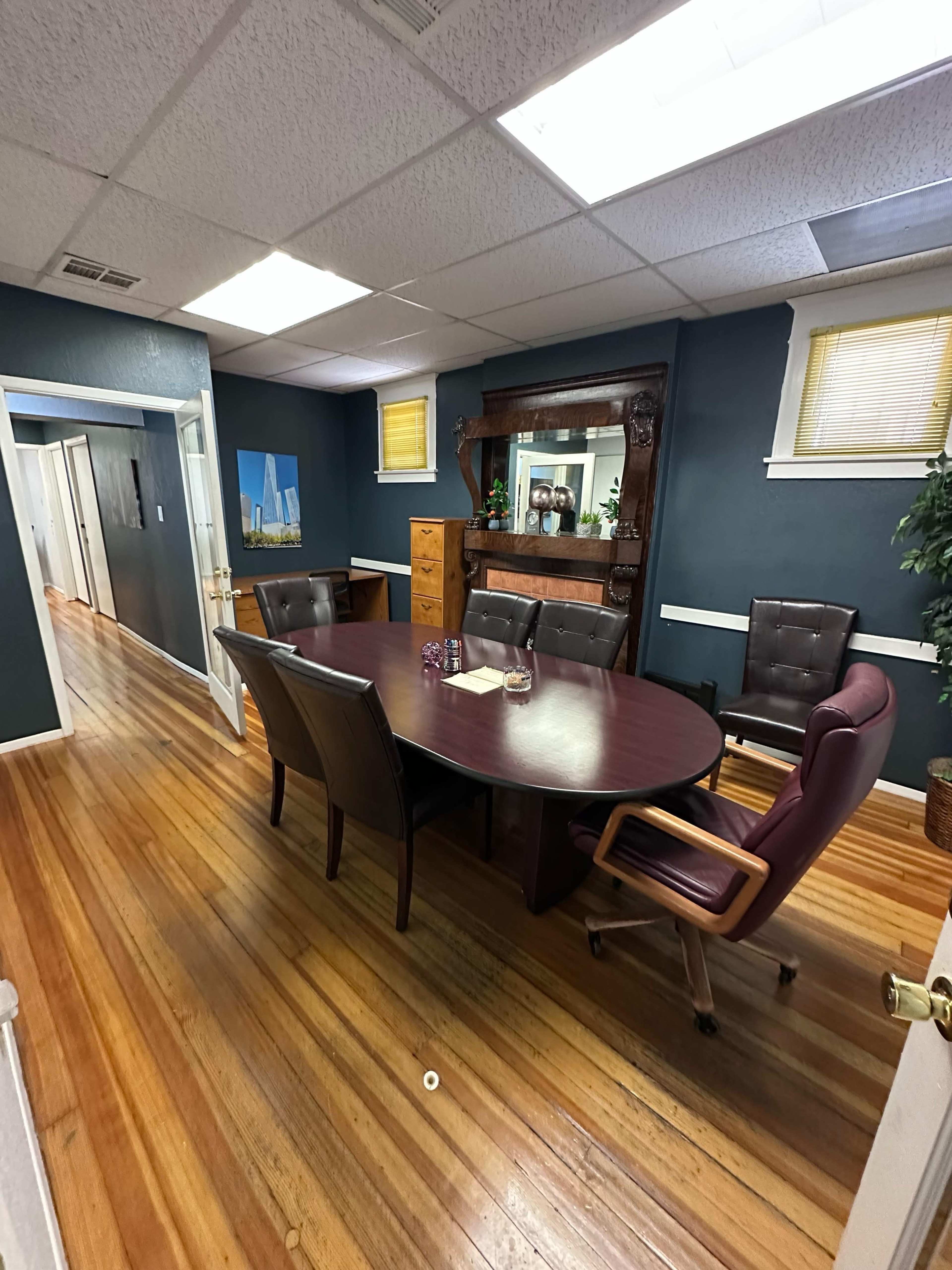 Central area meeting room inside office building, five minutes away from downtown in 20 minutes away from airport. Image in Highland Park, El Paso, TX
