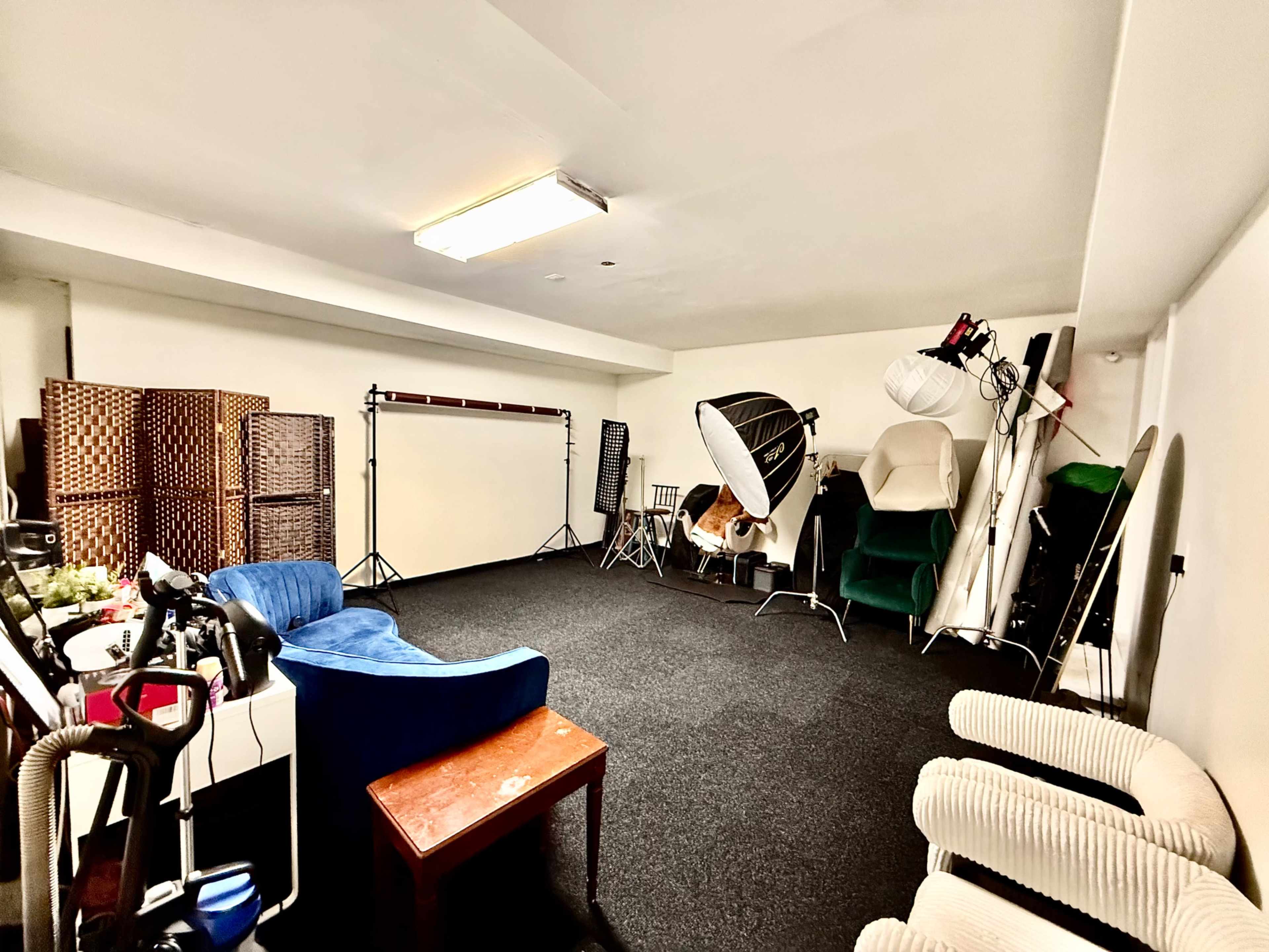 Location - Residential Garage Photo / Video Studio Image in Laurel, Laurel, MD