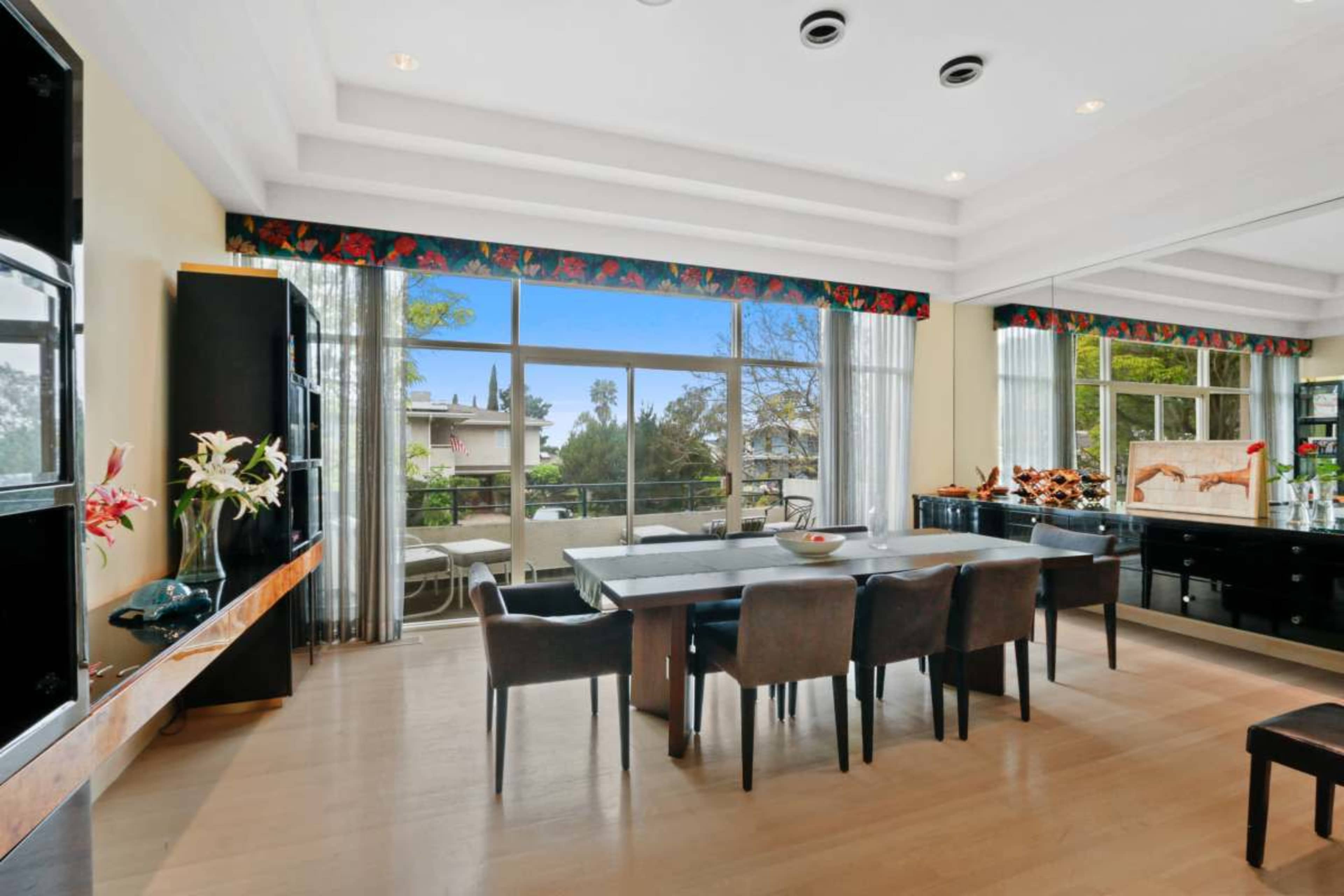 Spacious luxury home with very high Ceilings and Large Living rooms Image in Studio City, Studio City, CA