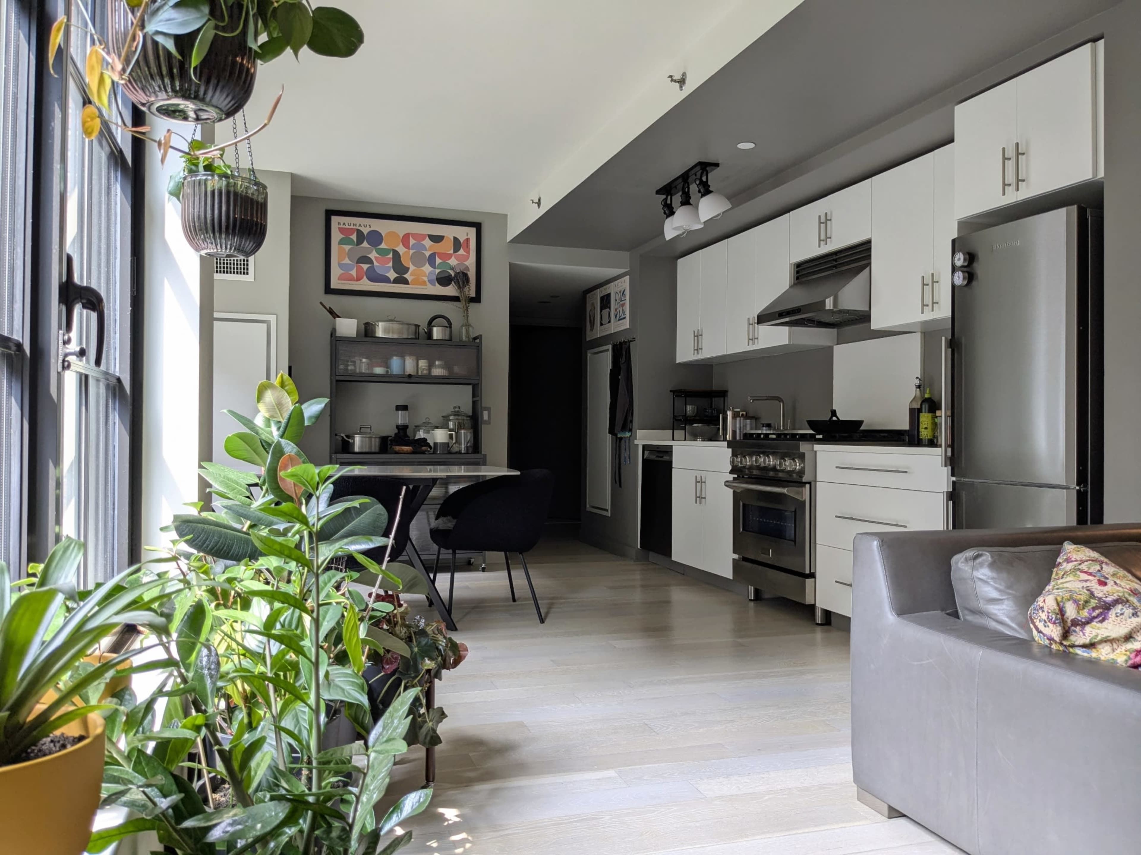 Cozy Apartment | Contemporary Cozy Apartment (1160 SF) in a Midtown ... - Cozy Studios In Midtown With Modern Decor