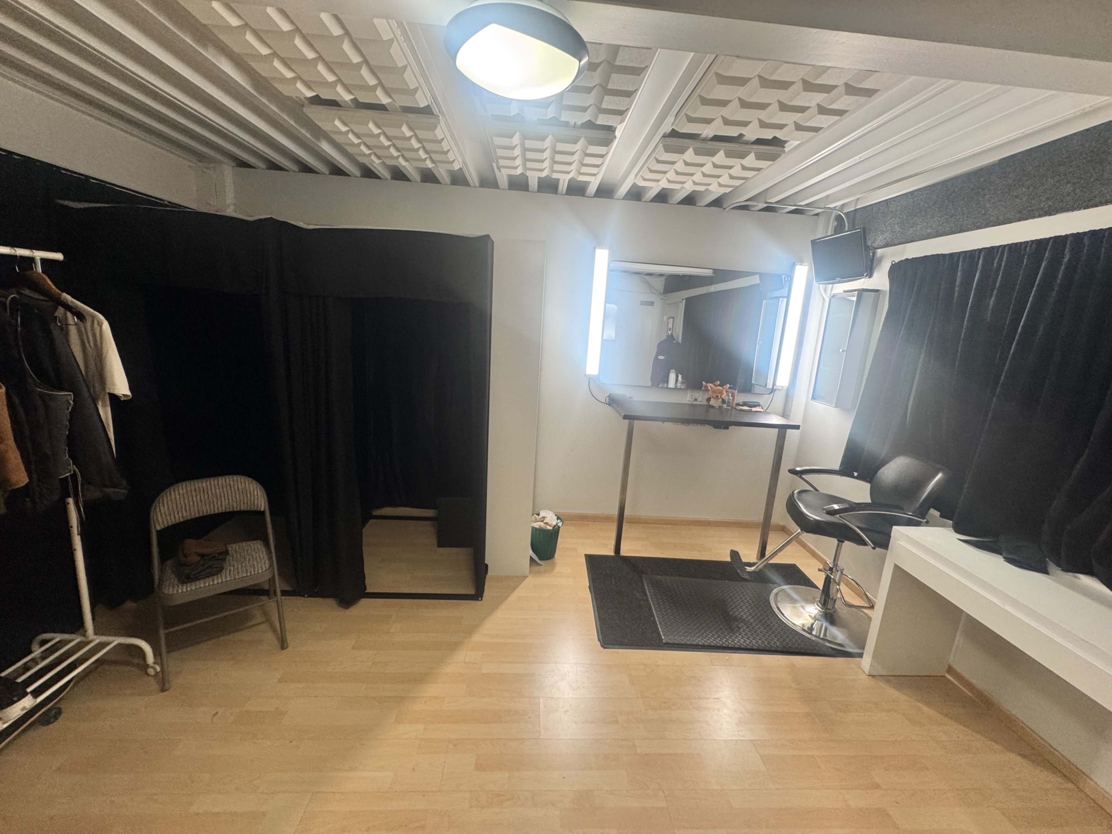 Video/photography studio w/ HMU room attached. Best for 1-2 person interview Image in Northern Waterfront, san fransisco, CA
