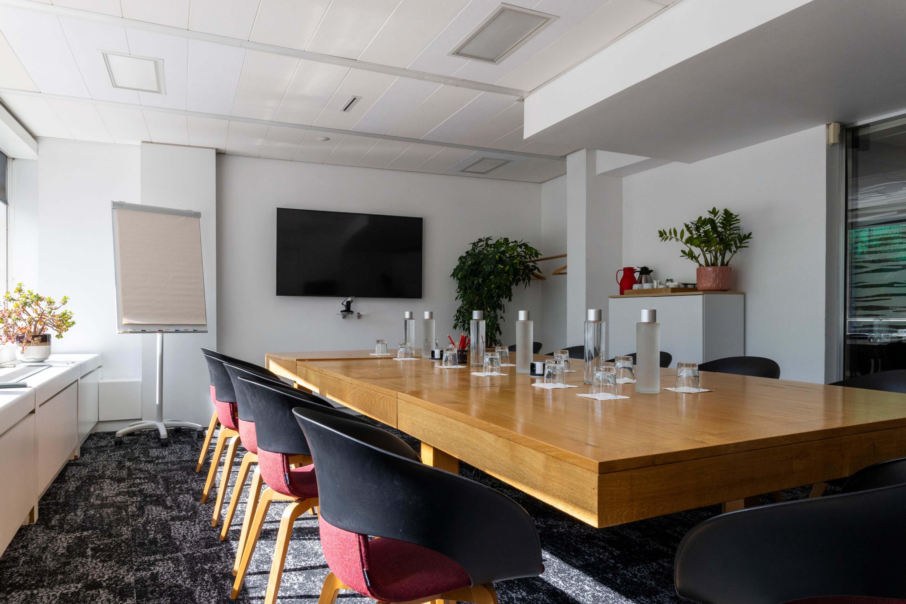 Salle d'entretien pour 3 personnes dans un espace de coworking moderne et chaleureux à Issy-les-Moulineaux Image dans , Issy-les-Moulineaux