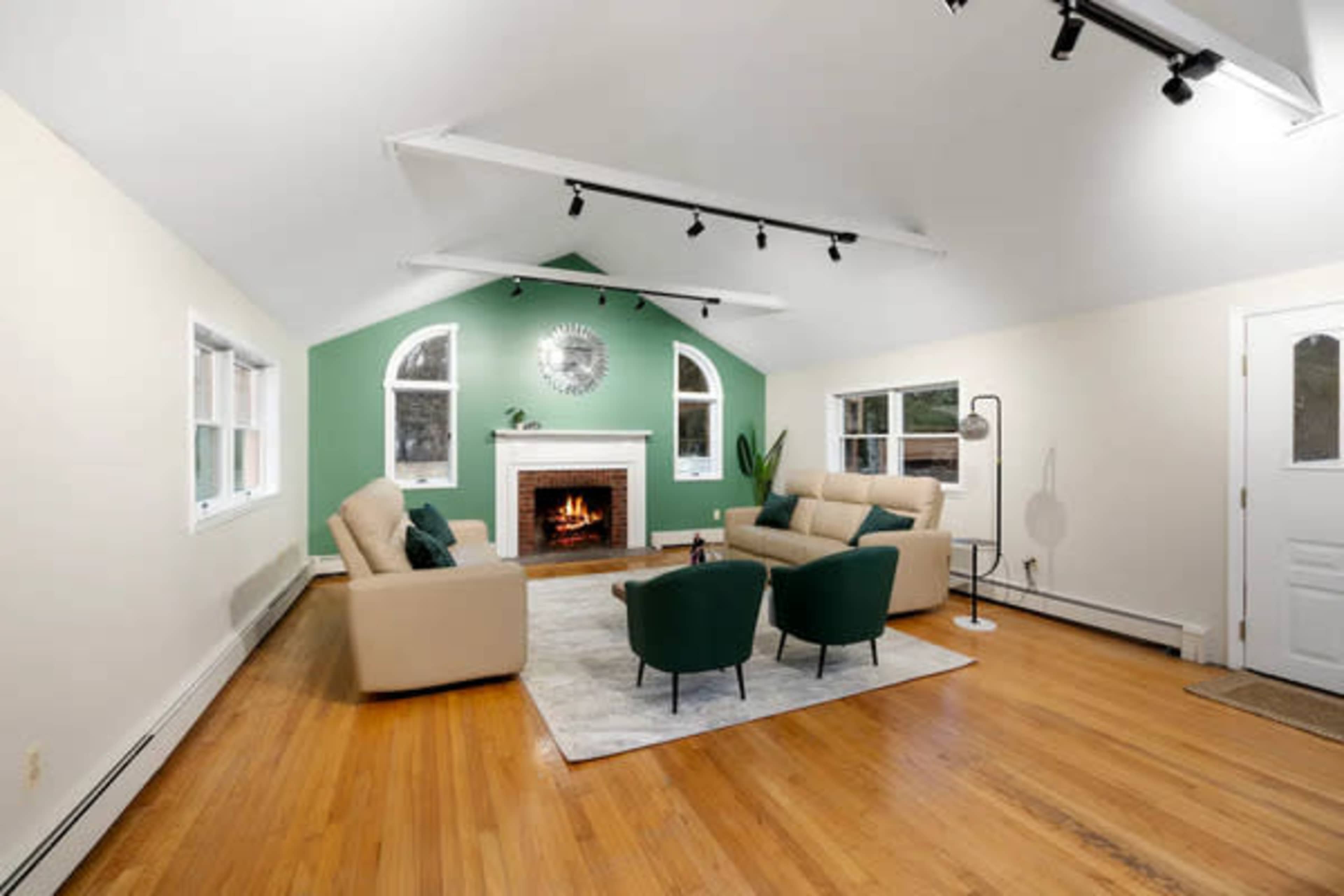 Big Yard, Pool, Fire Pit & Billiards! Image in Ramapo, Suffern, NY