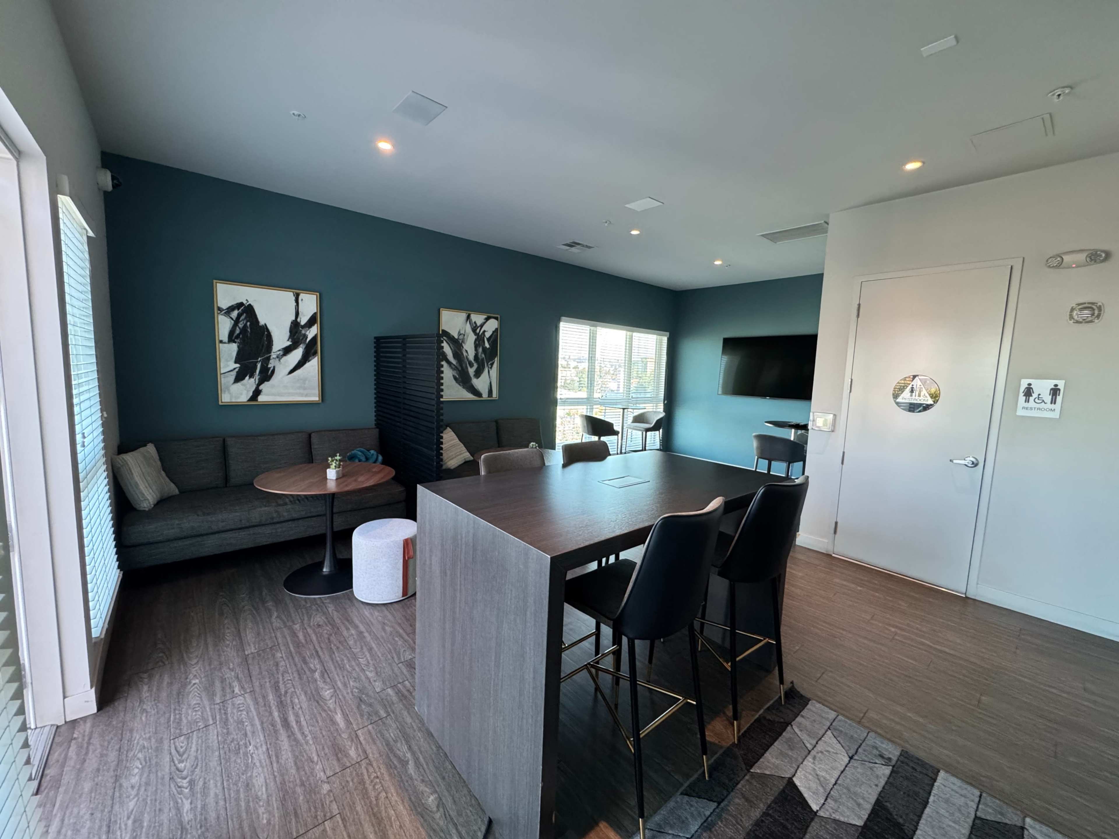 Rooftop Lounge With Sweeping Views in Koreatown Image in Westlake, Los Angeles, CA