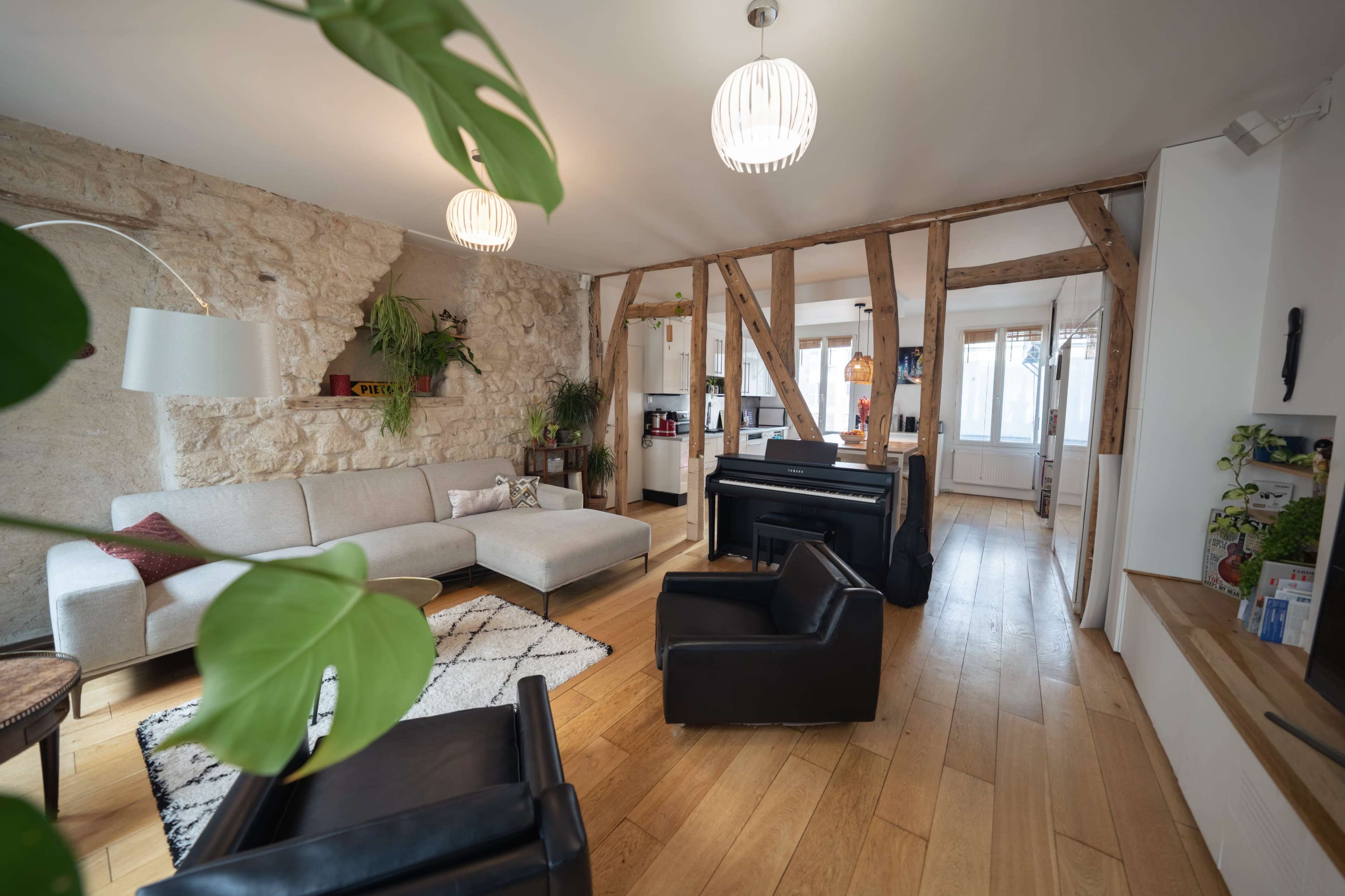 Appartement Authentique - Pierre et Poutres Apparentes Image in Hôpital-Saint-Louis, paris