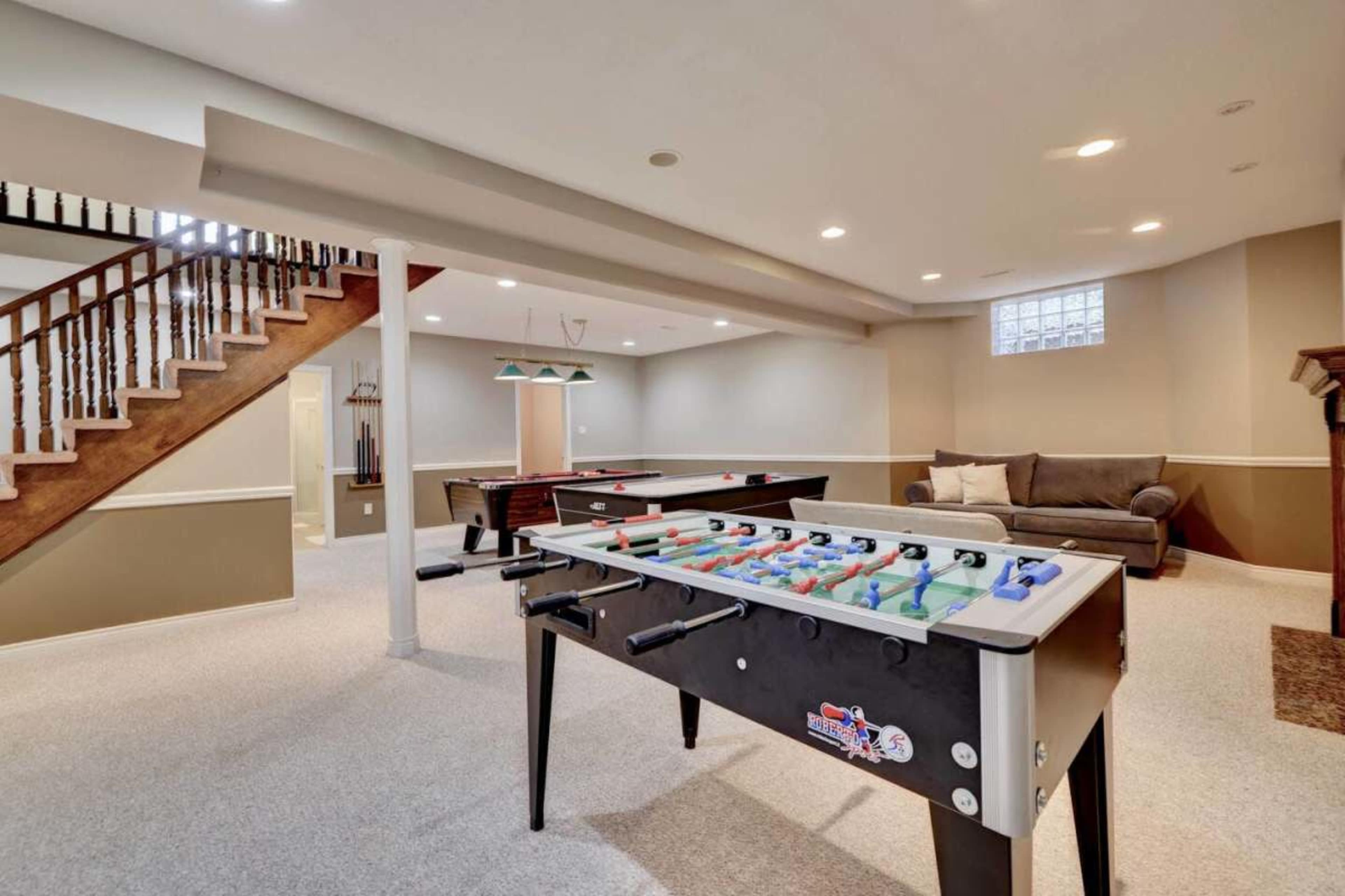 Spacious 7-Bedroom Villa With Pool, Hot Tub, And Game Room – Ideal For Film & Photo Shoots Image in Mississauga, Mississauga, ON