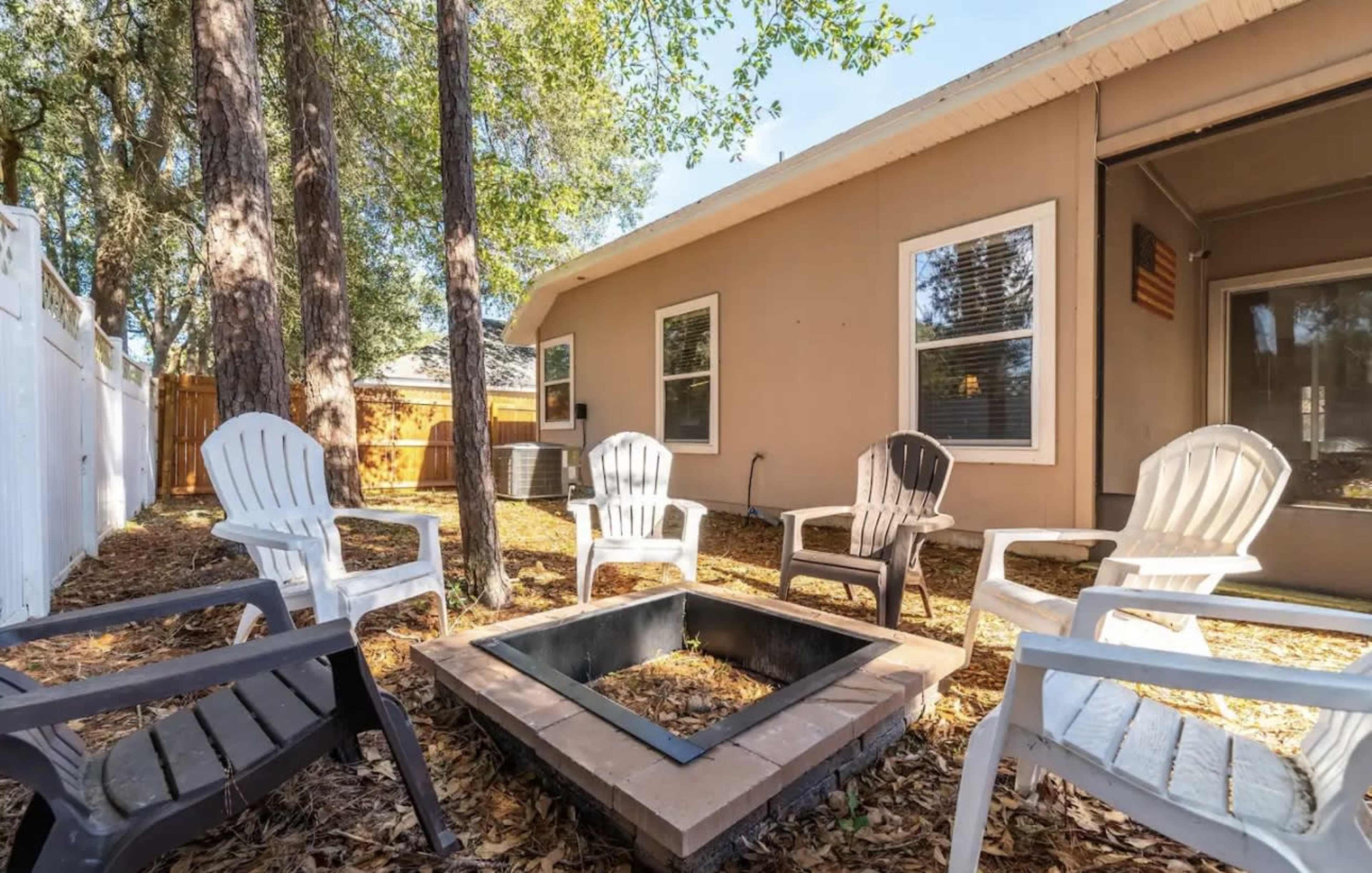 Spacious pet friendly home close to airport & zoo Image in Biscayne Terrace, Jacksonville, FL