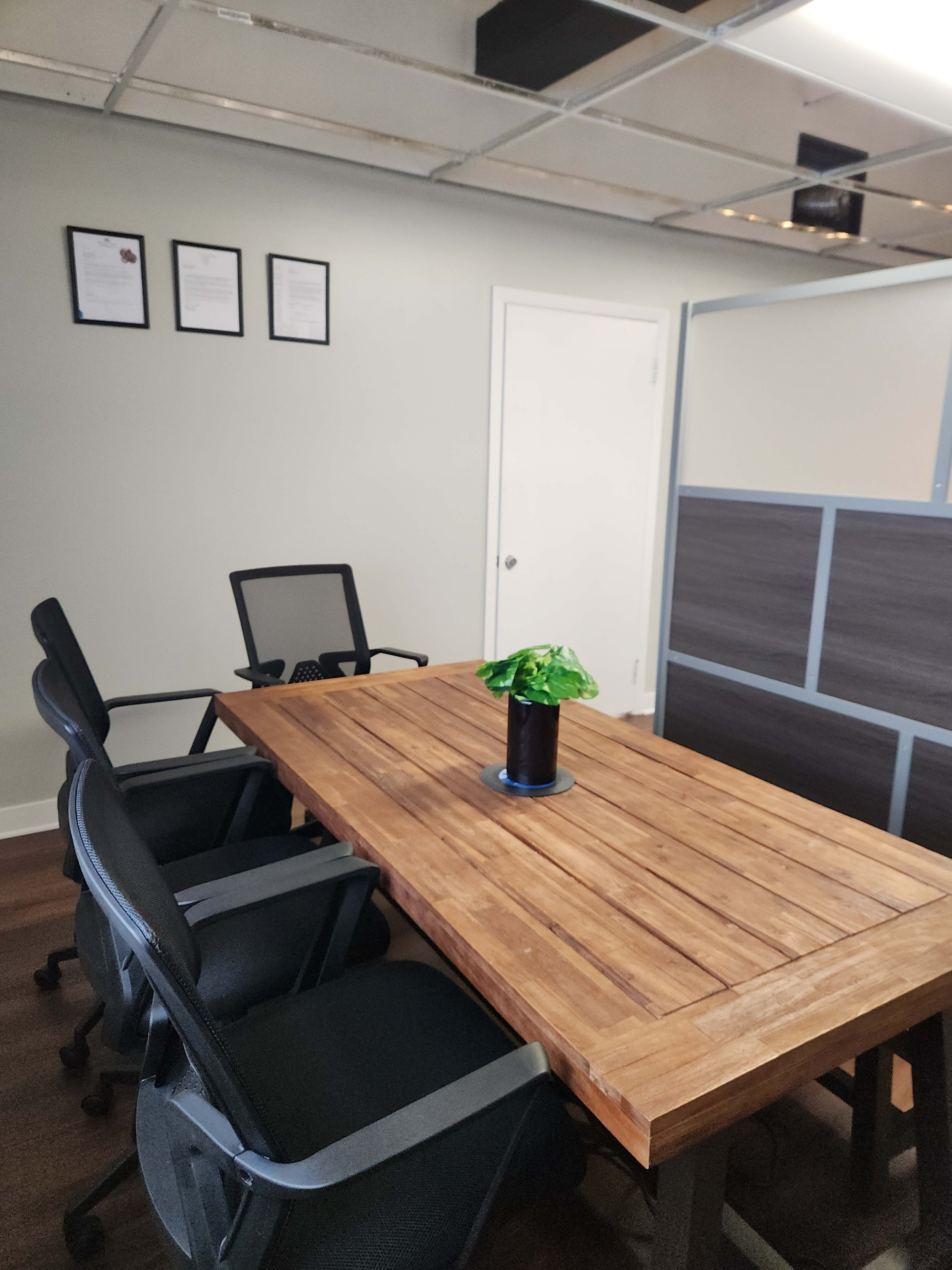 Conference Area @ Black Wall Virtual Office Suite (VOS) Image in Worth Township, Oak Lawn, IL