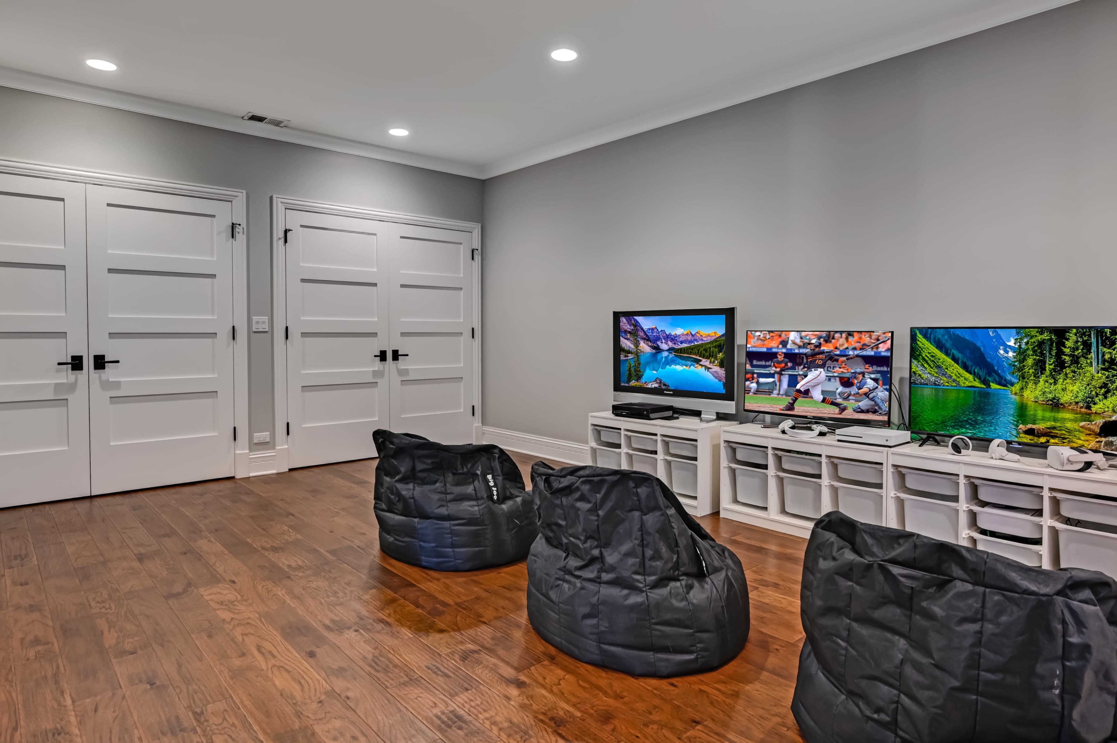 Upscale Suburban Home with Open Layout & Yard Image in Lyons Township, La Grange, IL