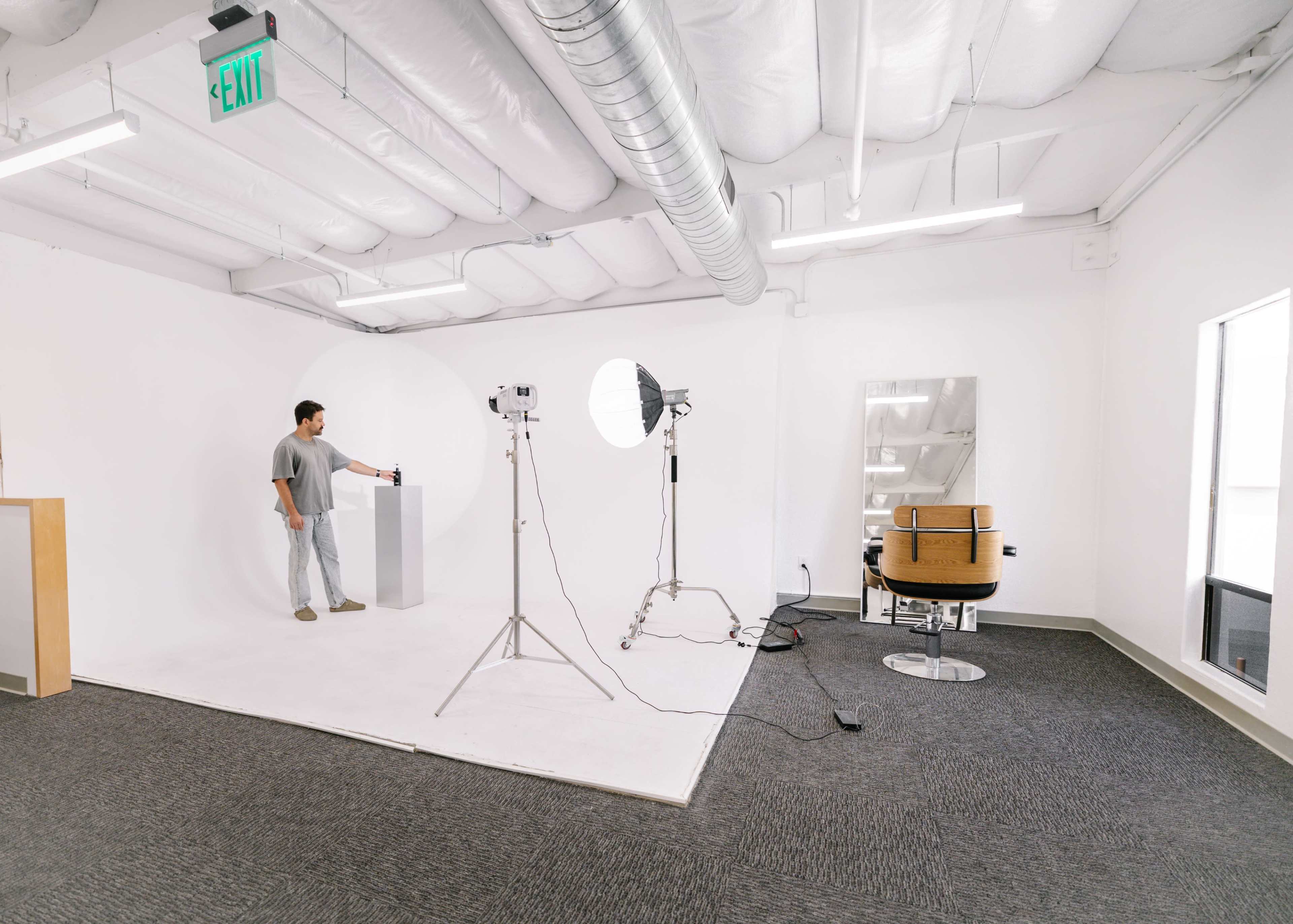 Modern Minimal Loft Studio w/ 12x12 CYC Wall – Costa Mesa Area Image in Santa Ana, Santa Ana, CA