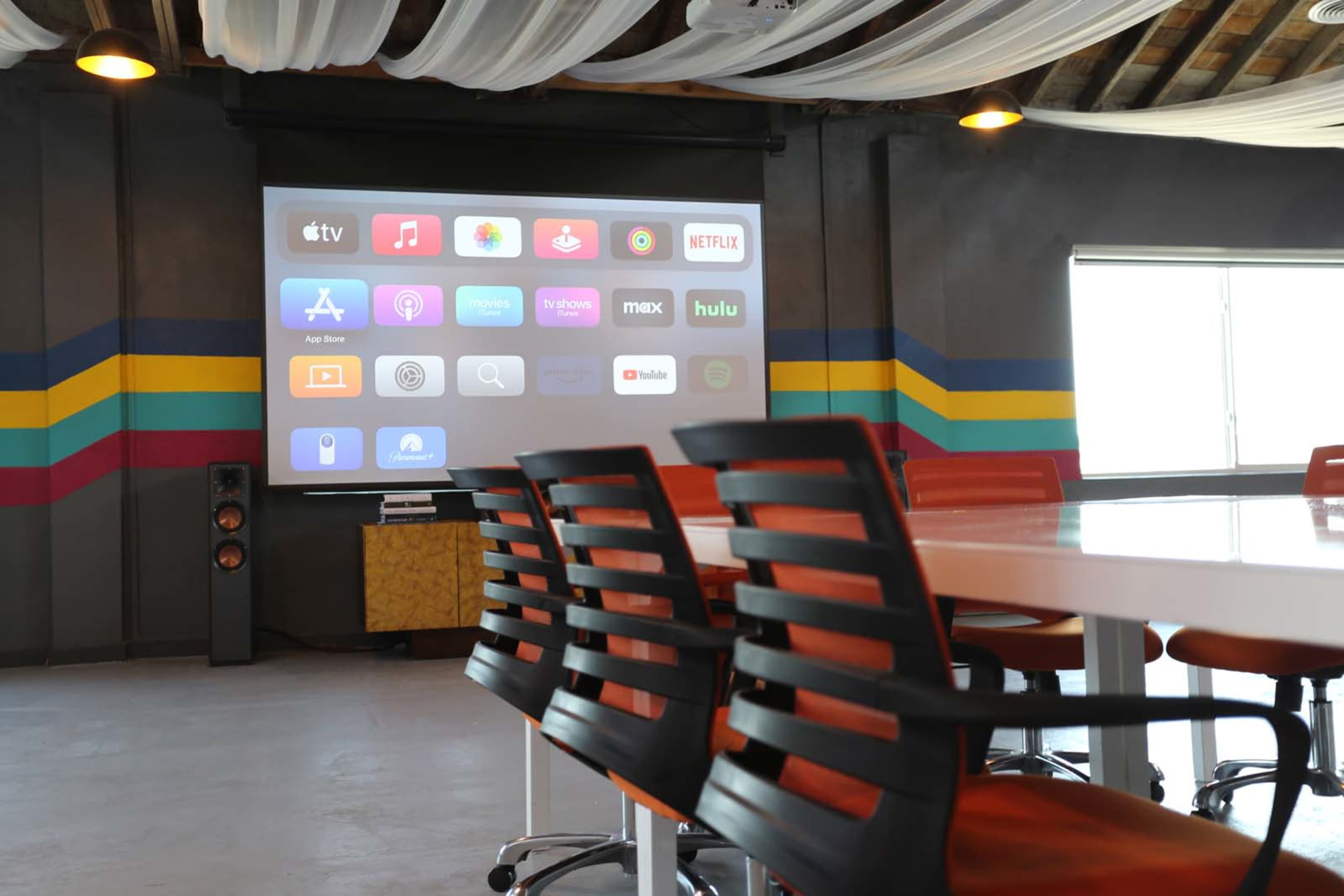 Open Space, Photoshoot, Flex Space, Over 1,900 sq ft w/ Wooden Beams Vaulted Ceiling with Skylights near LAX Image in Inglewood, Inglewood, CA