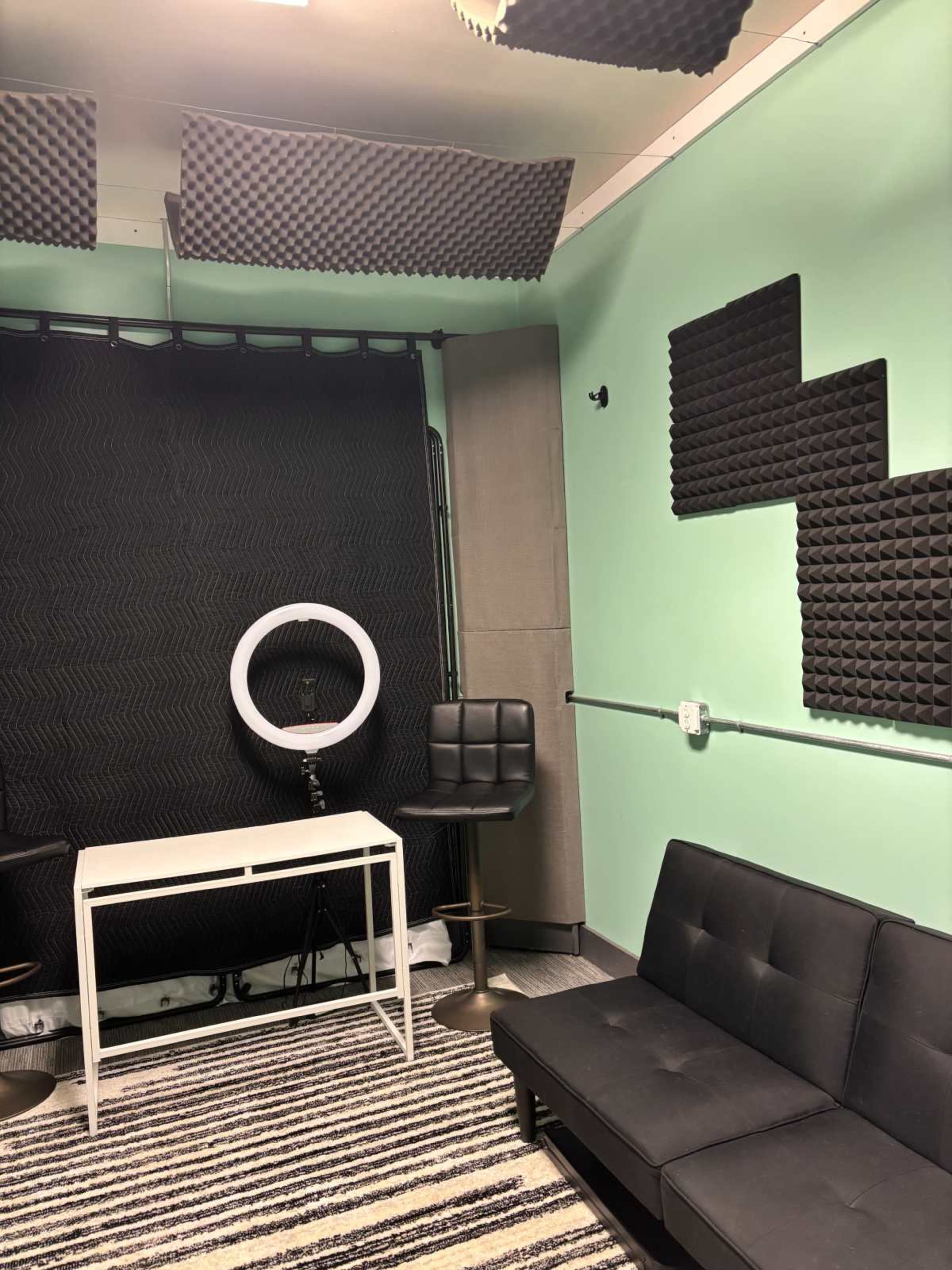 Small Affordable Multipurpose Space (For Hair braiders, Photographers, Musicians, etc.) Image in Warren, Warren, MI