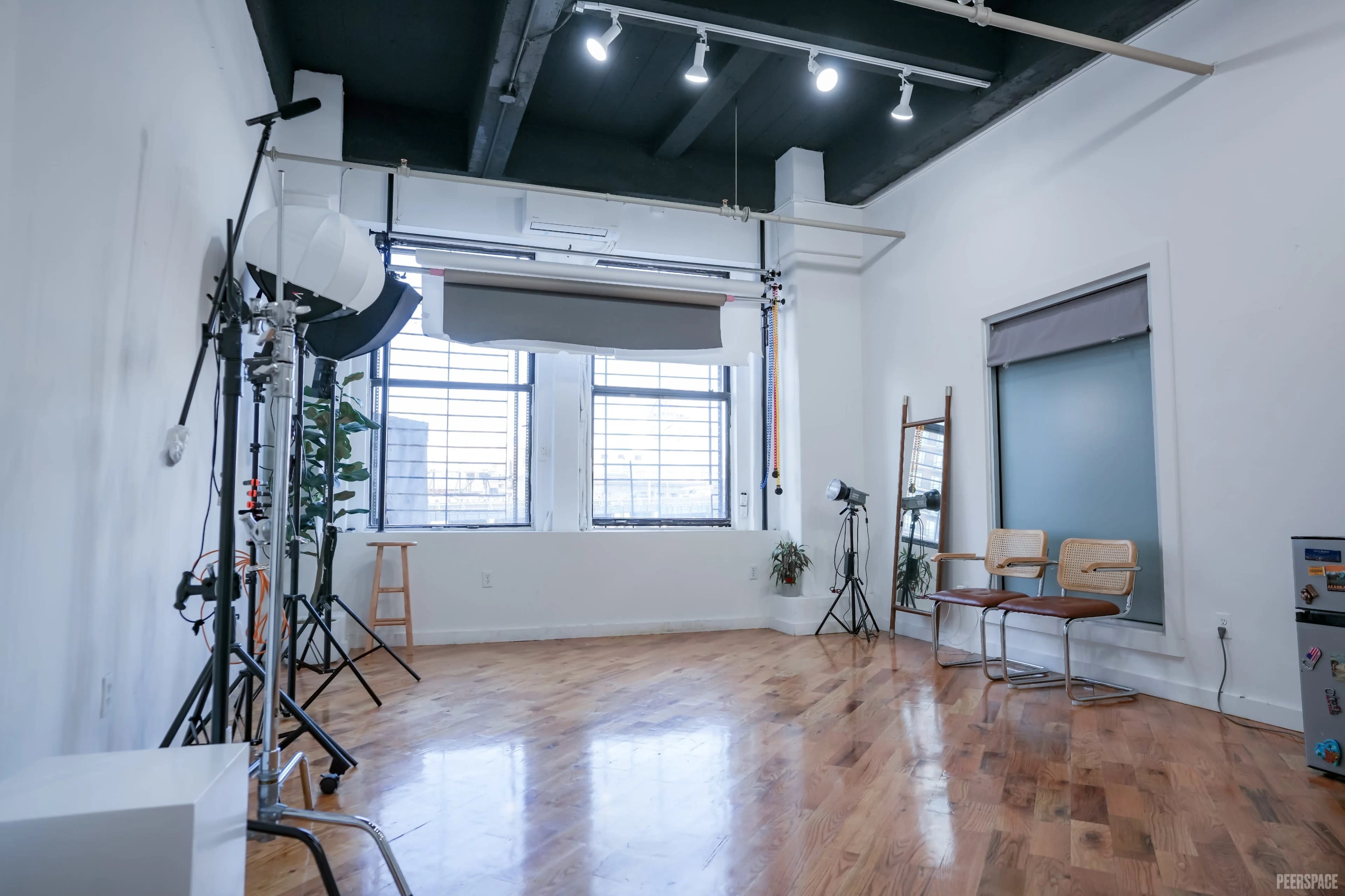 Sunny Downtown Brooklyn Photo Studio with Skyline Bridge Rooftop Views Image in Dumbo, brooklyn, NY