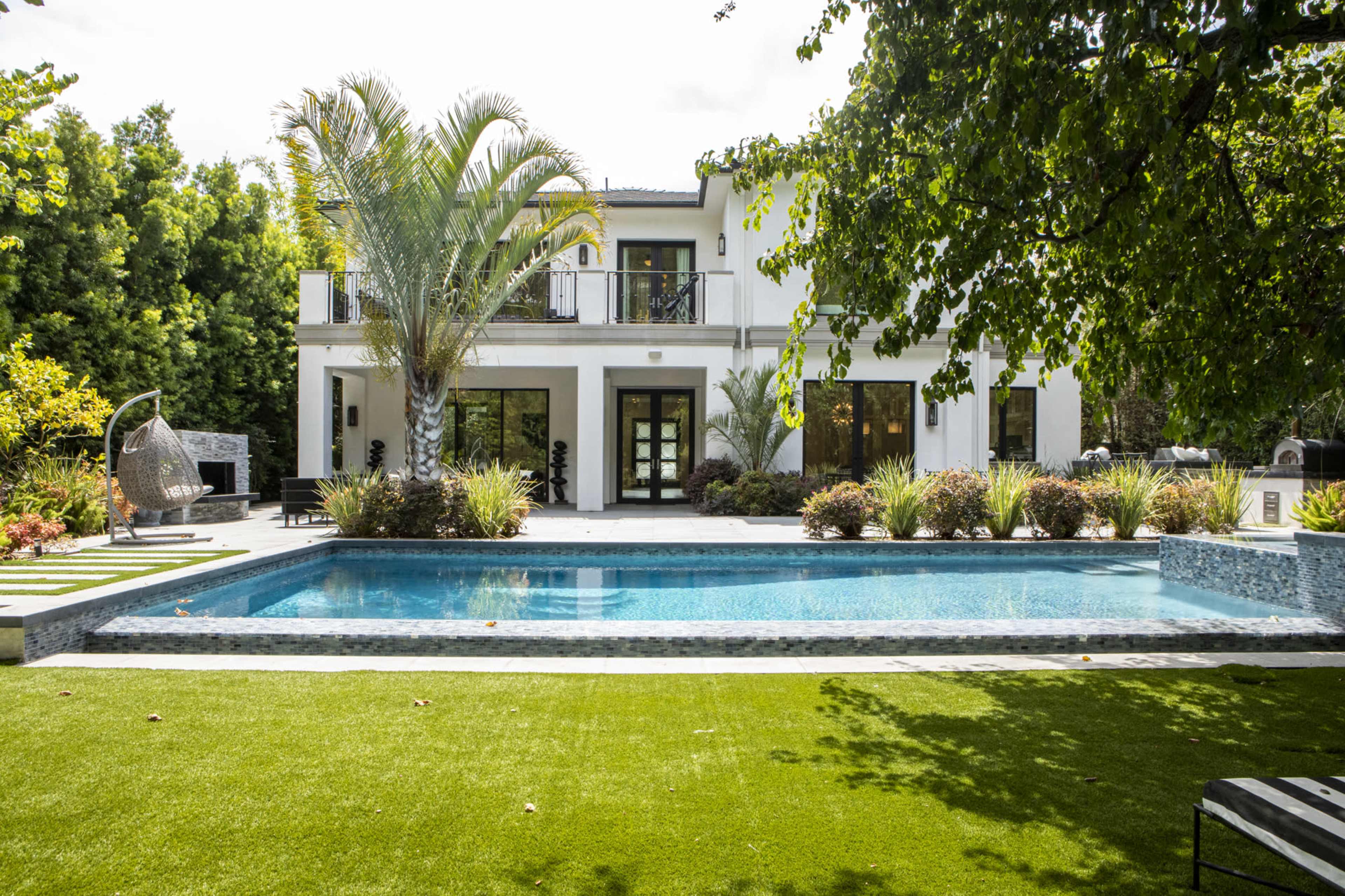 MODERN LUXURY MANSION ESTATE WITH GREAT NATURAL LIGHT Image in Brentwood, Los Angeles, CA