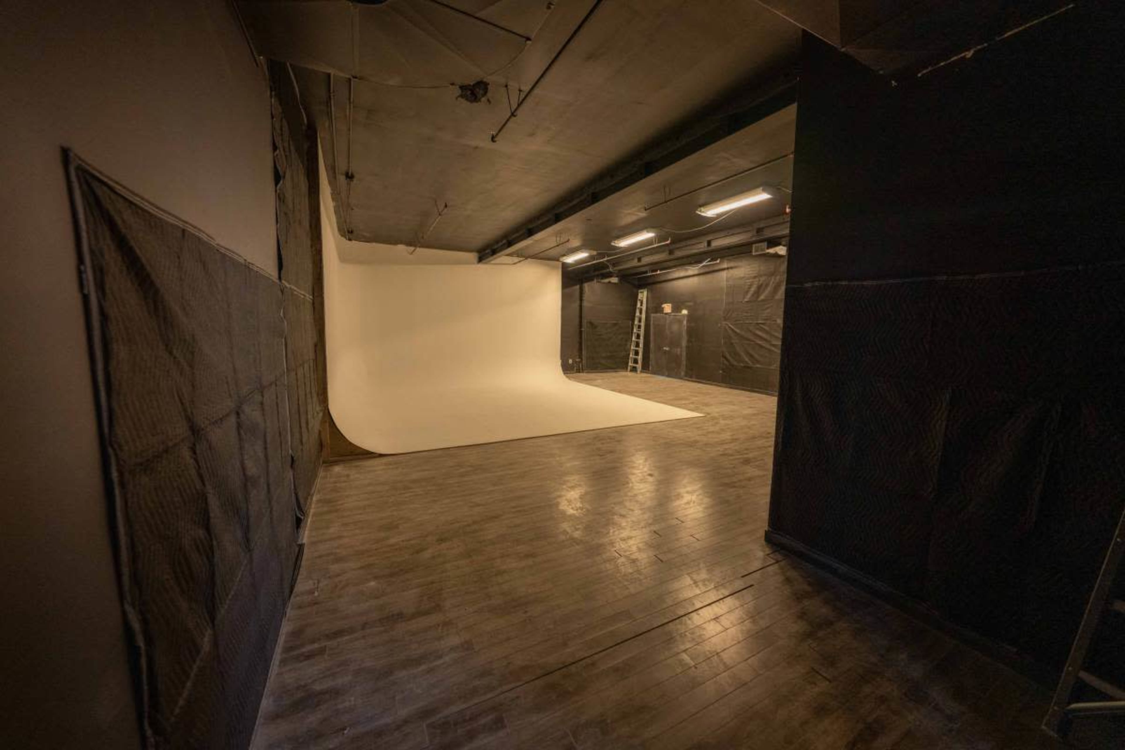 Large cyc wall, black out, sound treated, high grade outlets Image in Niagara, Toronto, ON