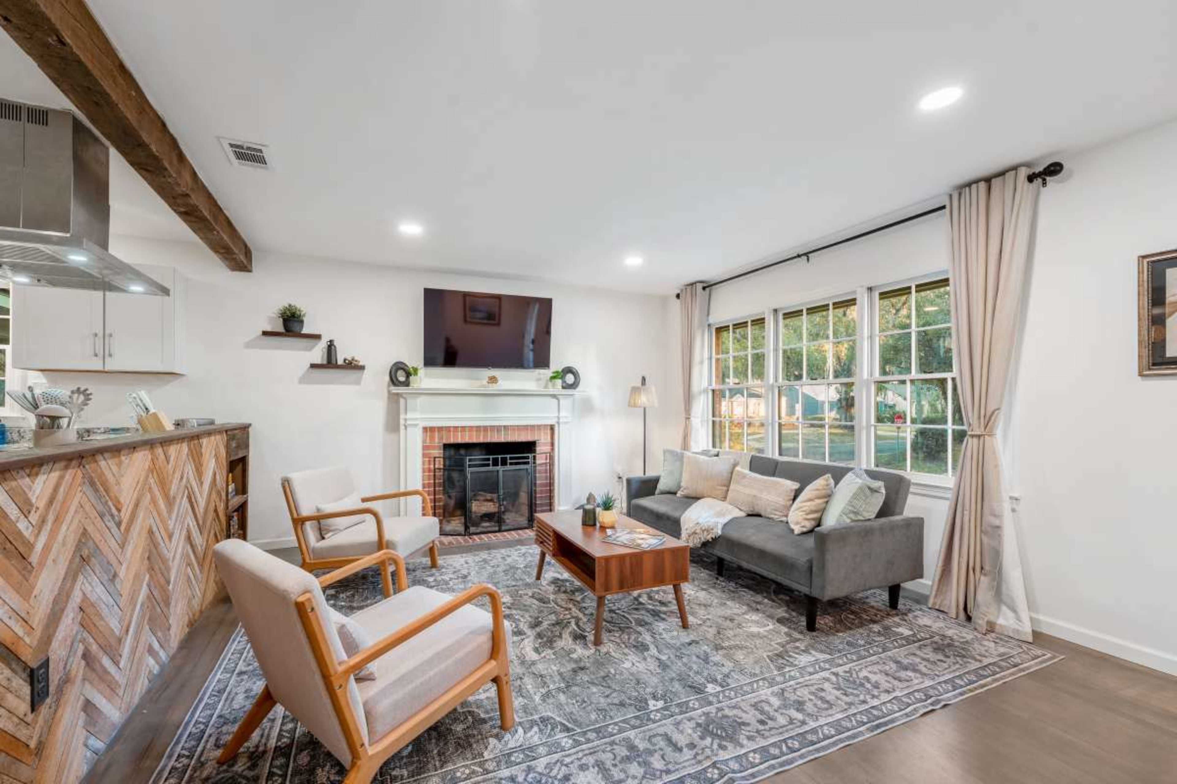 Midtown Luxury Bungalow - Fully Fenced - Adorable 1950's Brick Image in Live Oak, Savannah, GA