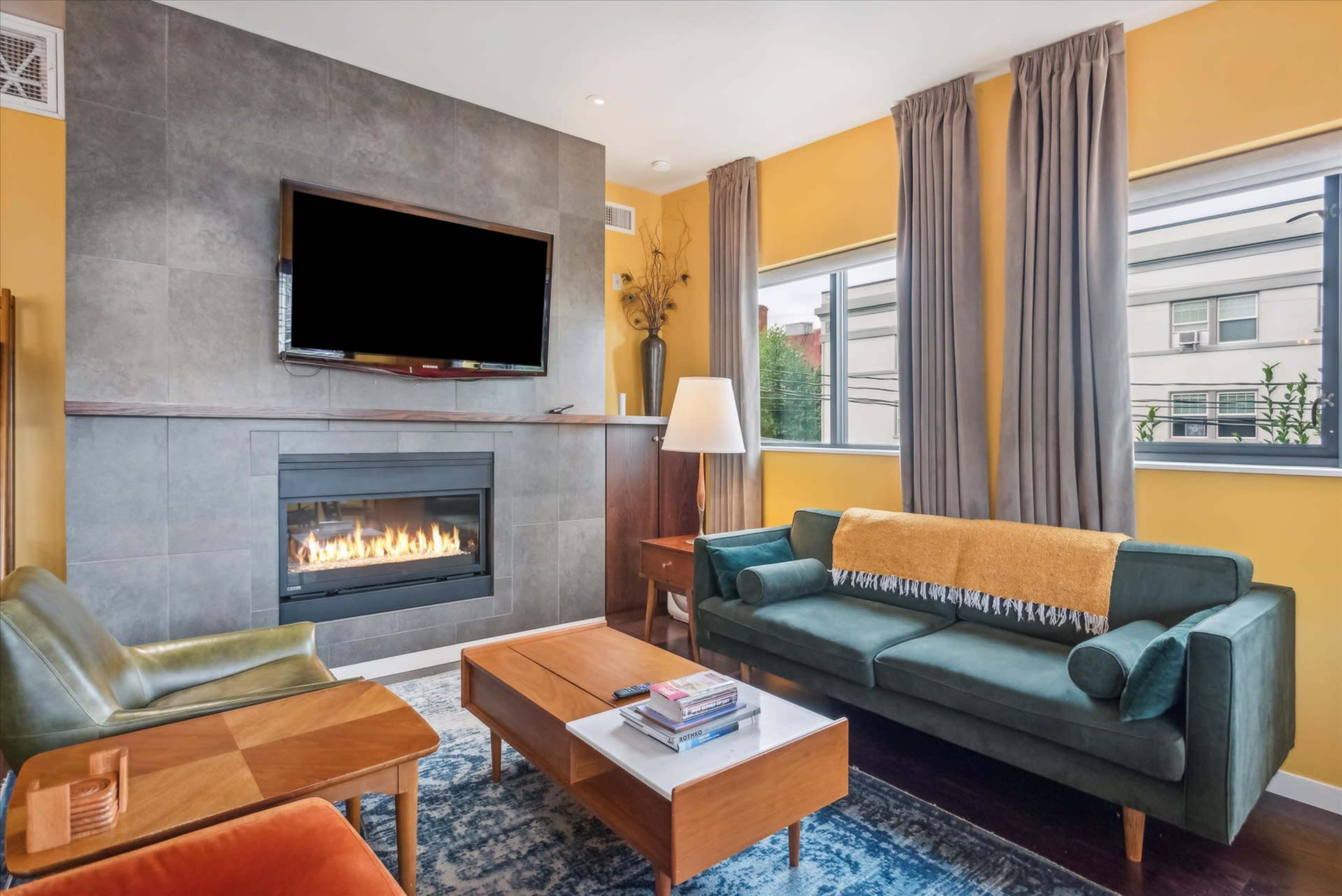 Bright, Stylish Urban Suite with Open Layout in SE Portland Image in Southeast Portland, Portland, OR