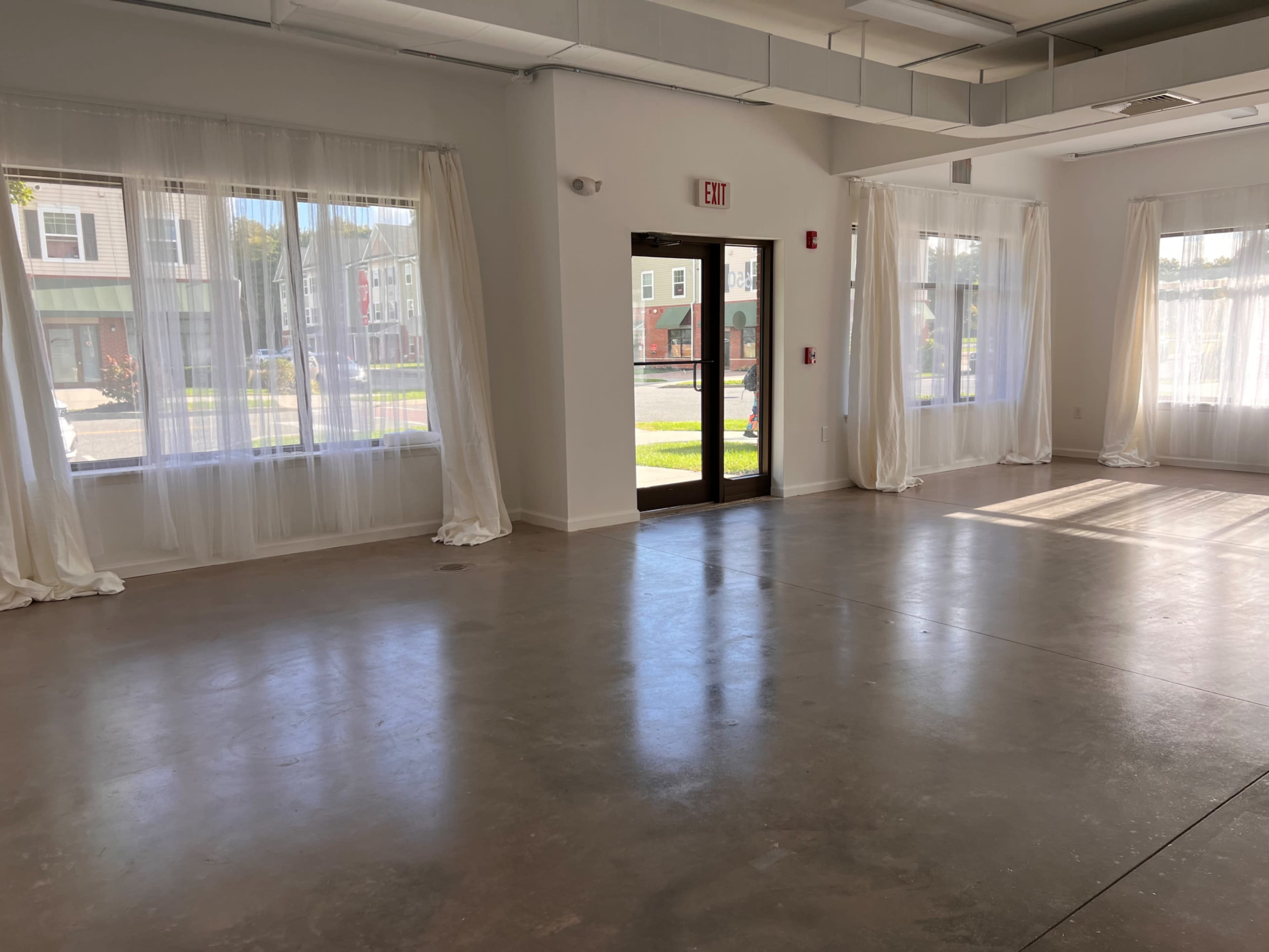 Empty Studio with Natural Light Image in Brookhaven, Coram, NY