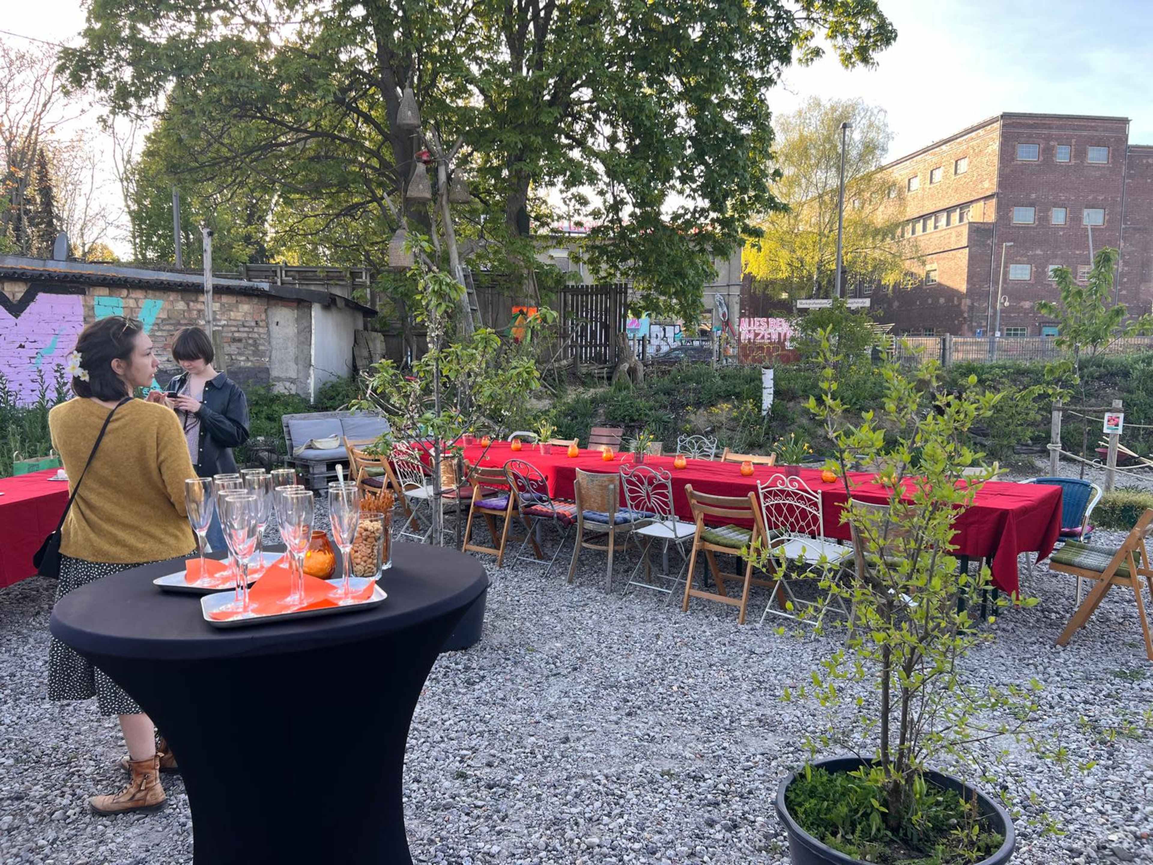 Grüne Oase mit Teich im urbanen Raum direkt neben dem Bahnhof Ostkreuz Image in Friedrichshain, Berlin