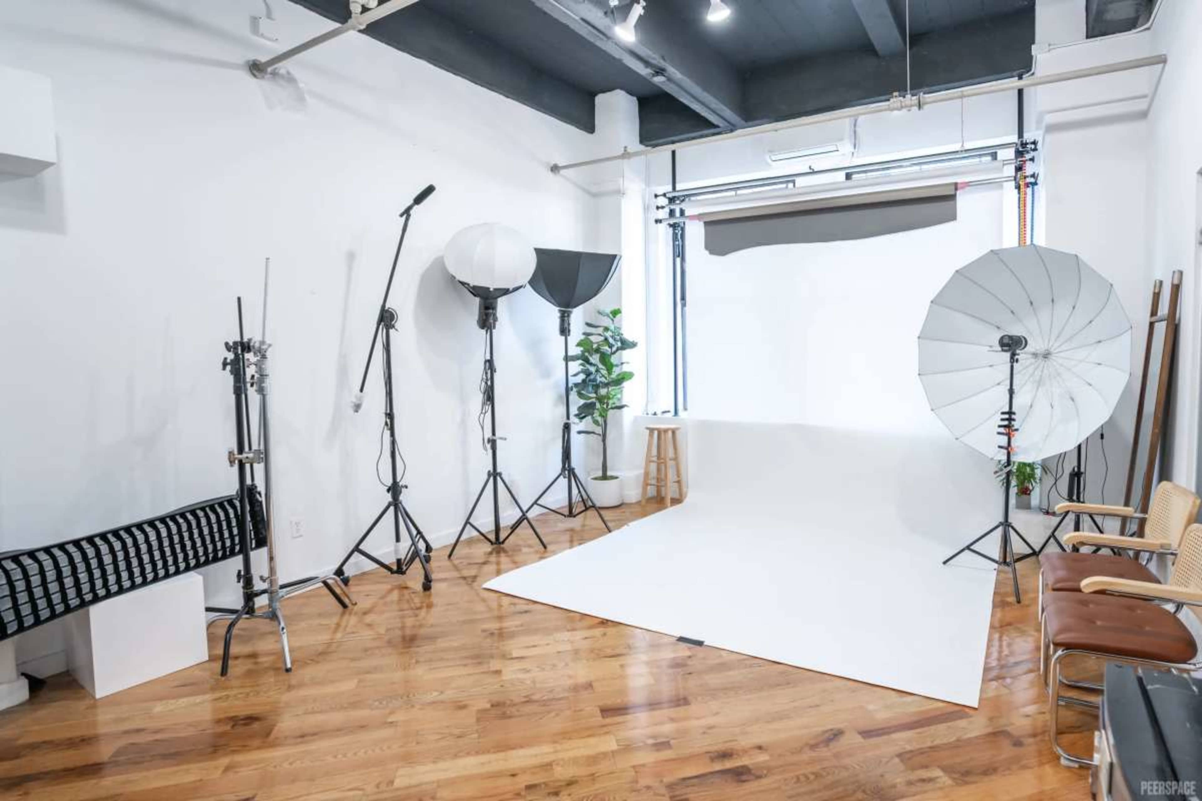 Sunny Downtown Brooklyn Photo Studio with Skyline Bridge Rooftop Image in Dumbo, brooklyn, NY
