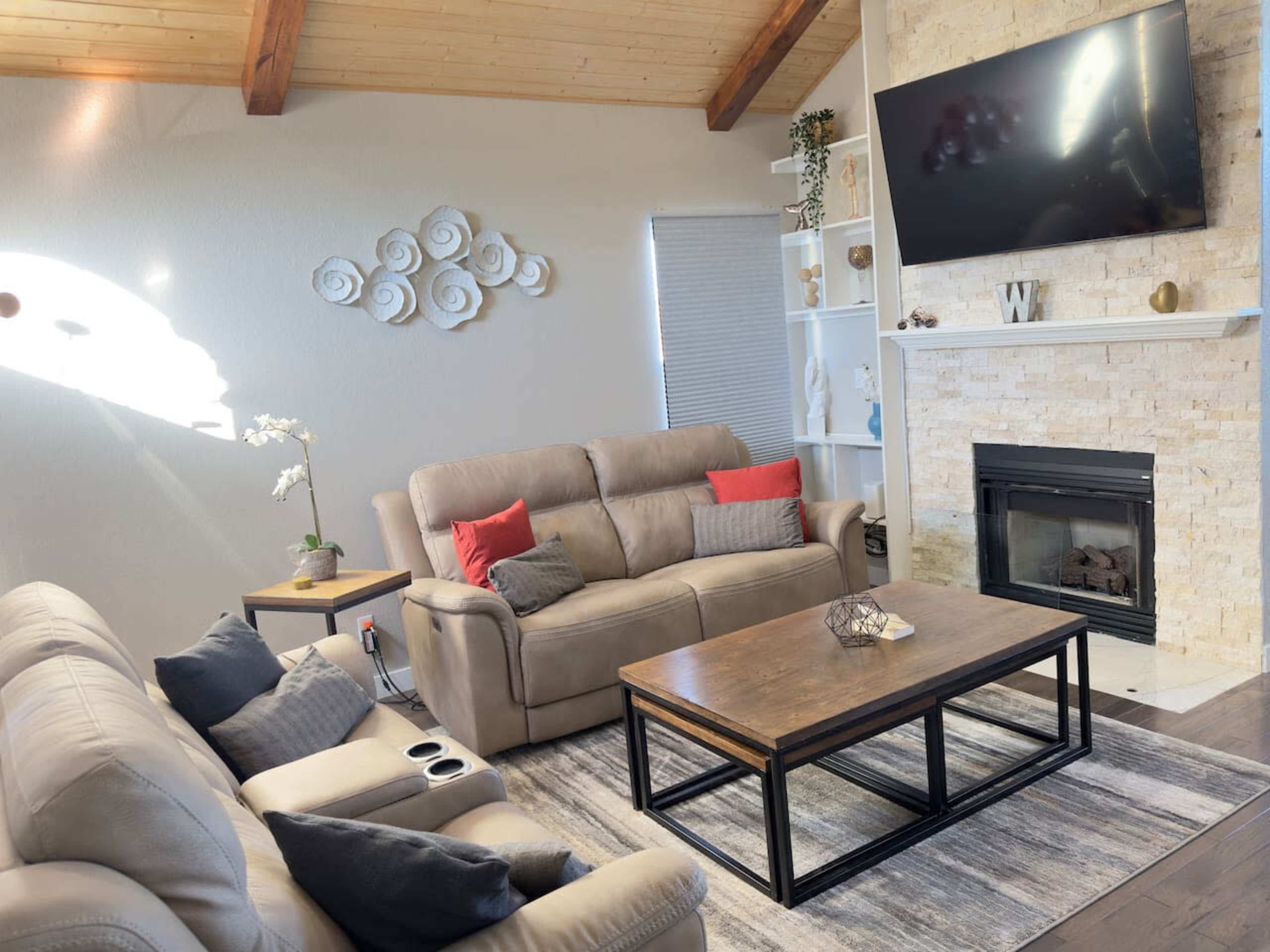 Modern Haven: Scenic Views Image in Westridge, Littleton, CO