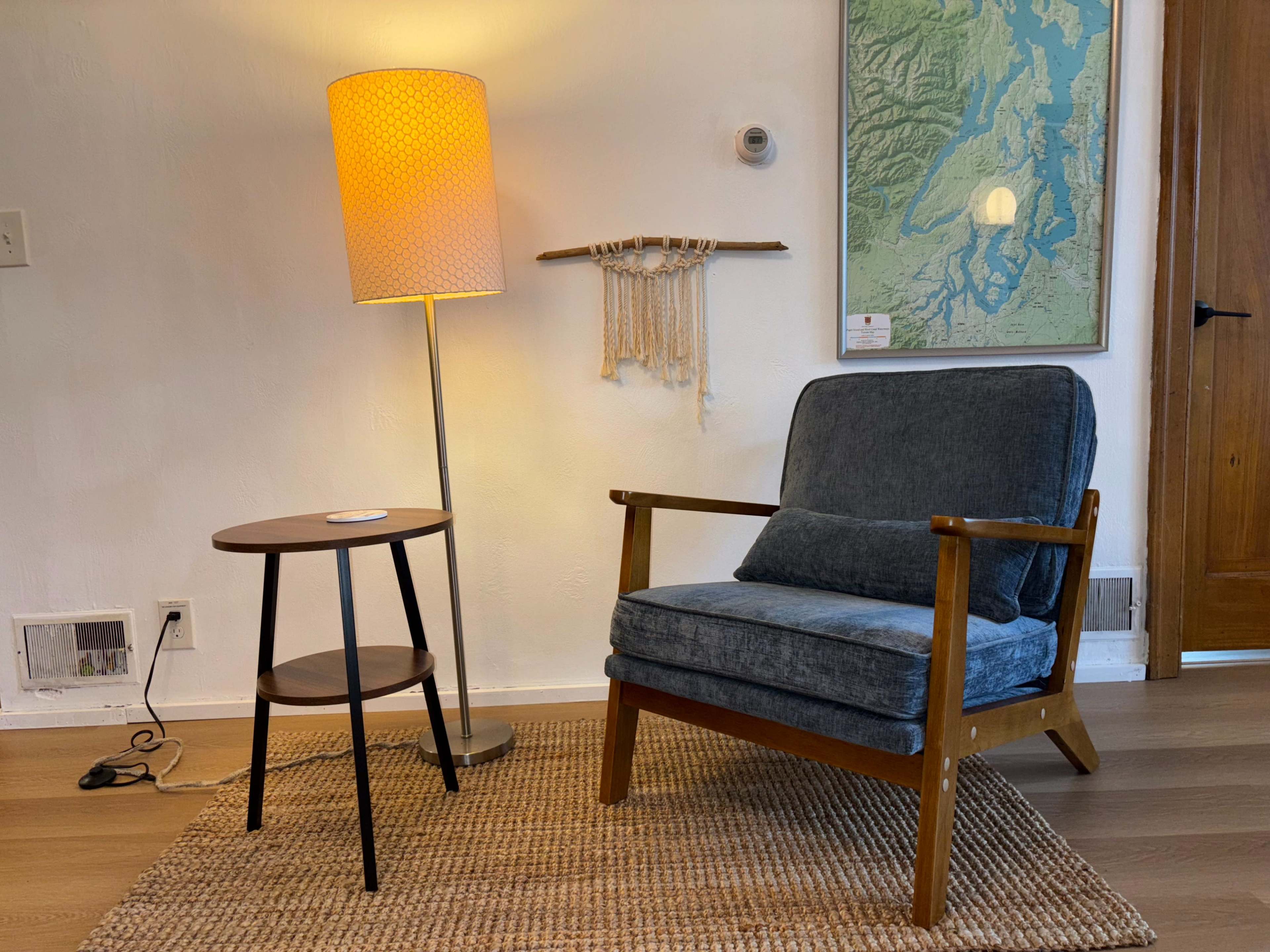 Bright & Central 2bd + office w large living room/kitchen Image in Bremerton, Bremerton, WA