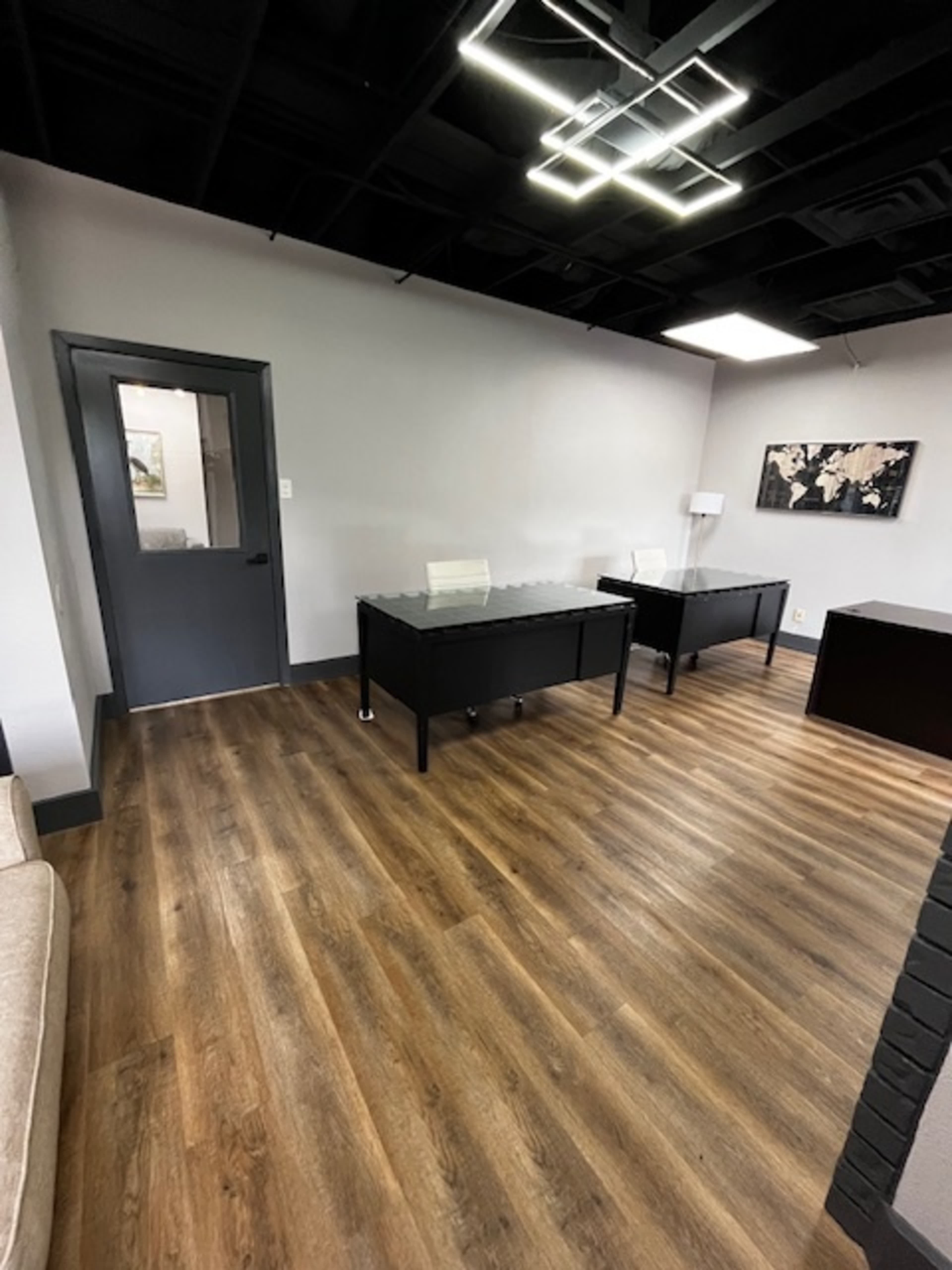 Quiet Workspace Desk with Convenient Amenities Image in West Arlington, ARLINGTON, TX