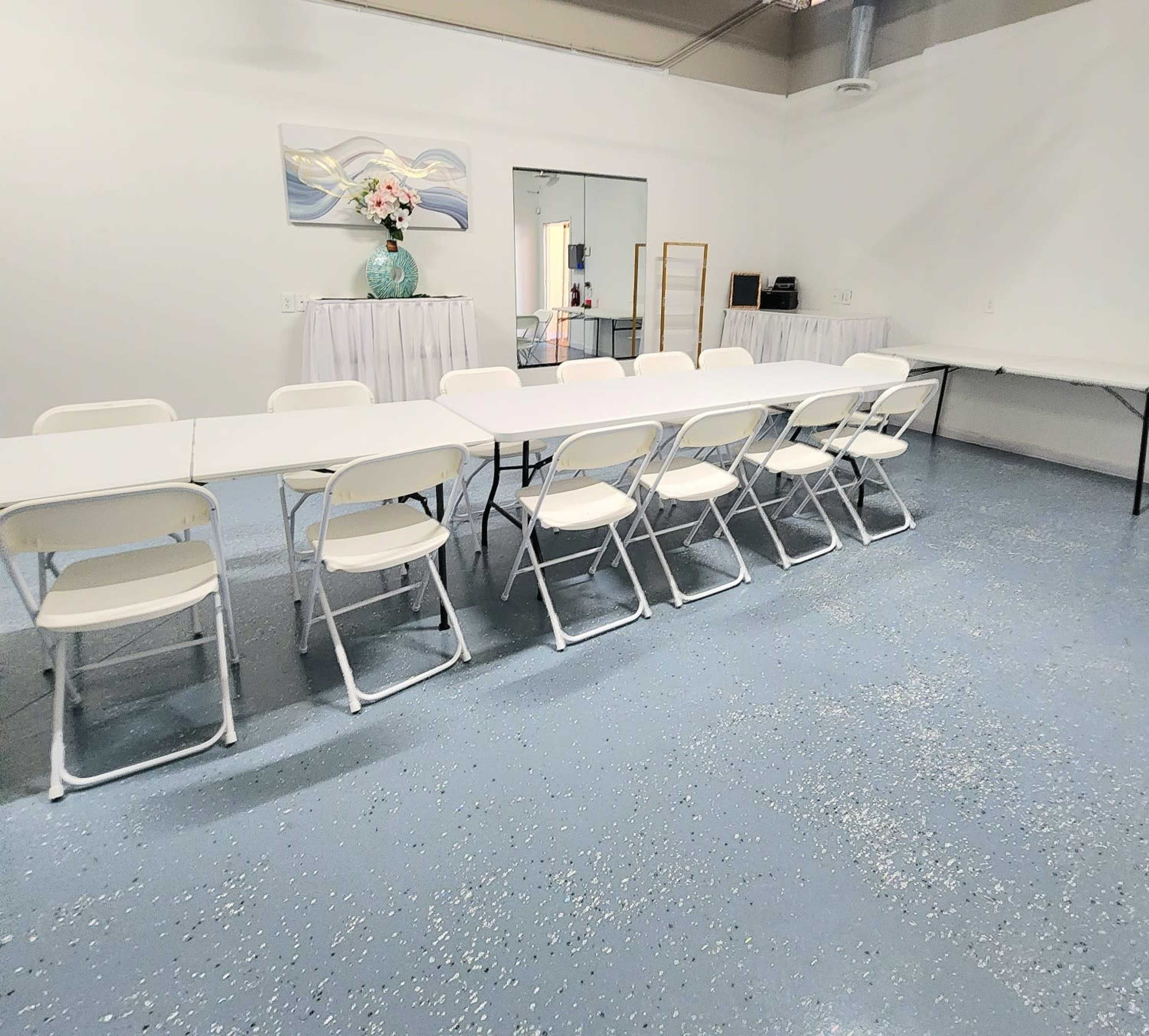 "Trendy White Studio in Garland - Perfect for Model Shoots & Creative Content - Trendy Modern Loft for Events & Meetings - Ideal for Production, Filiming & Networking Image in Garland, Garland, TX