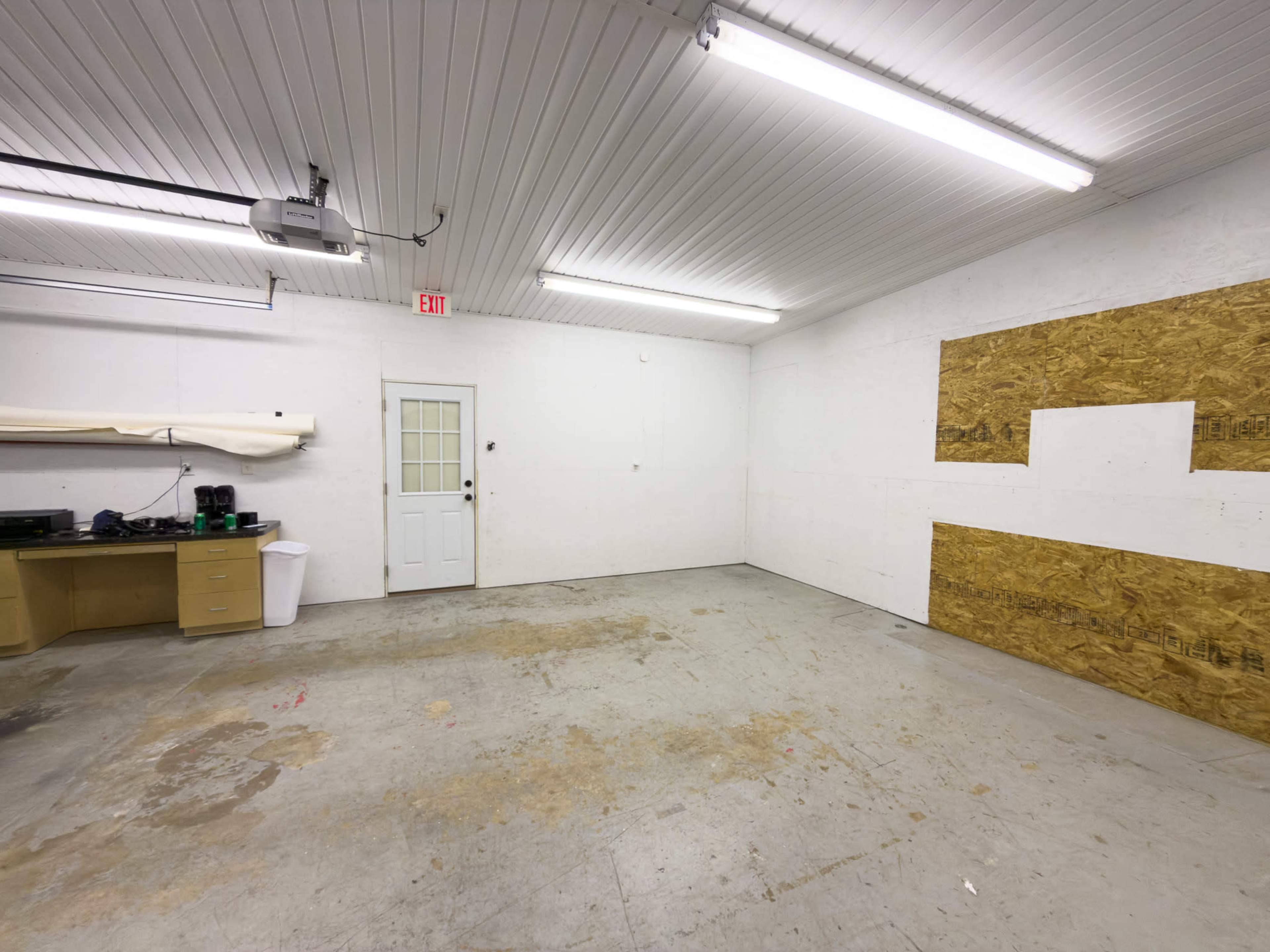 Suburban Unpolished Garage Image in Saratoga, Saratoga, NC