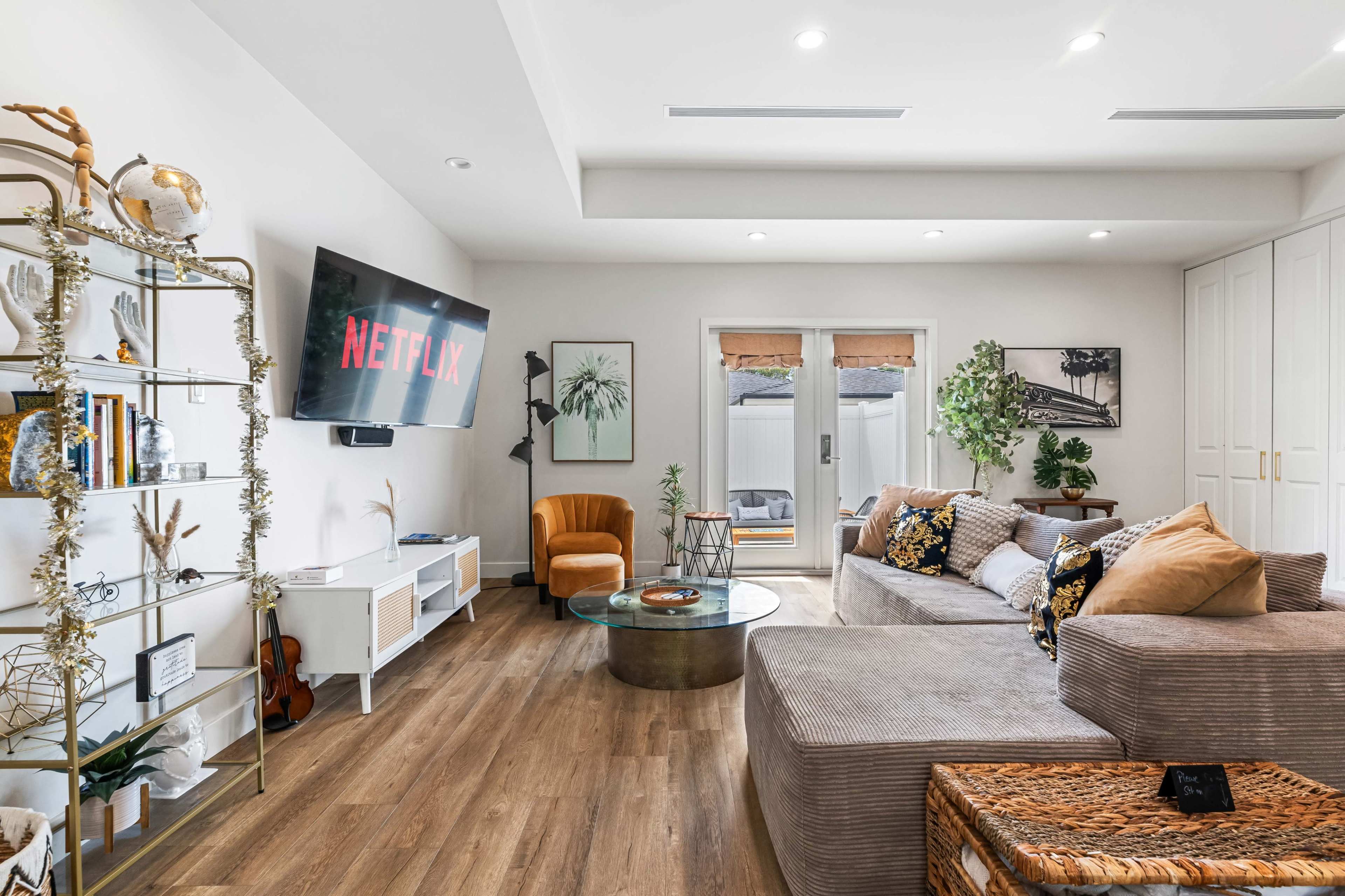 Modern & Stylish space for Creative Projects, Near Burbank! Image in North Hollywood, Los Angeles, CA