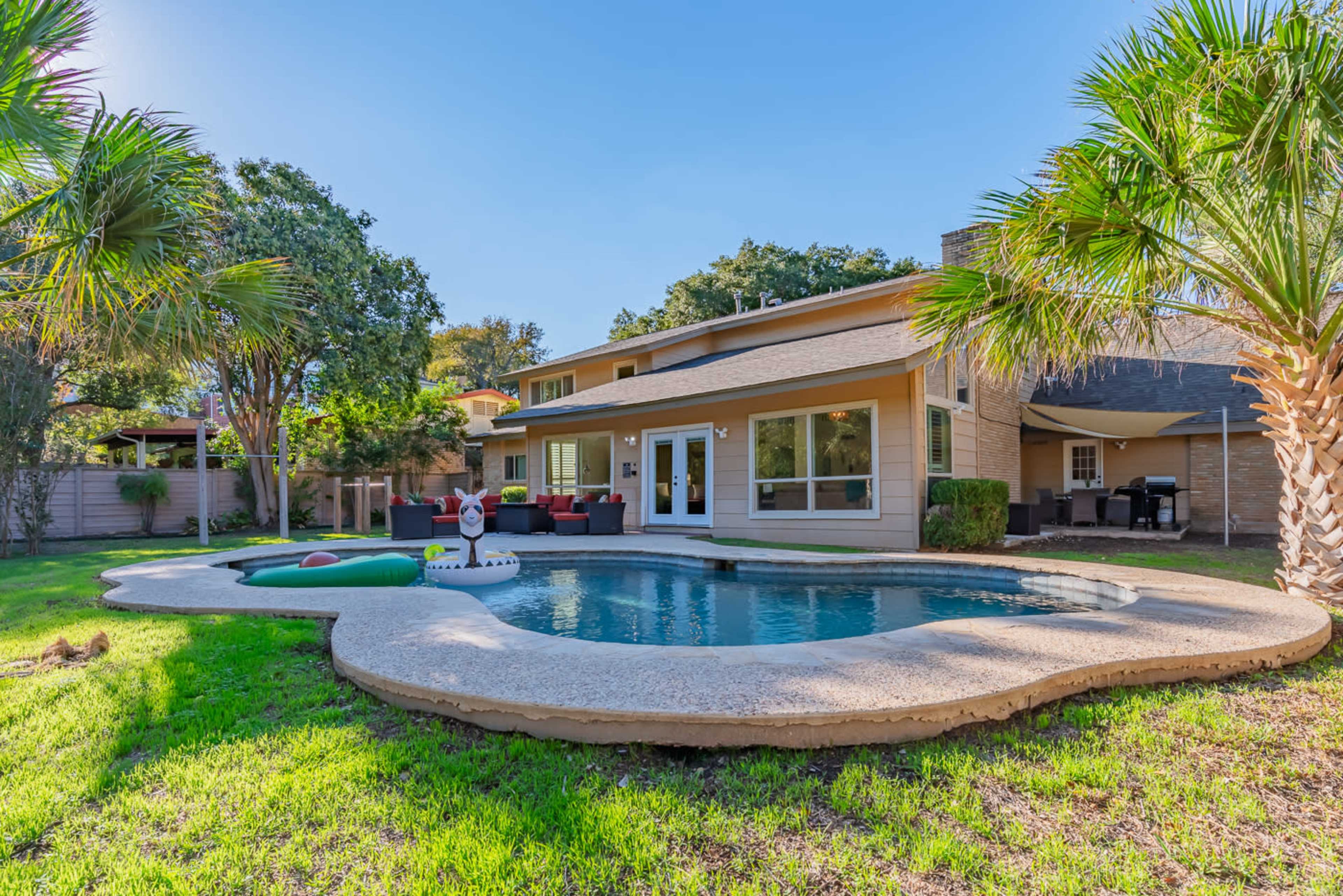 Southwest Suburban House with Pool, Table for 18 people, and Gameroom Image in Vance Jackson, San Antonio, TX