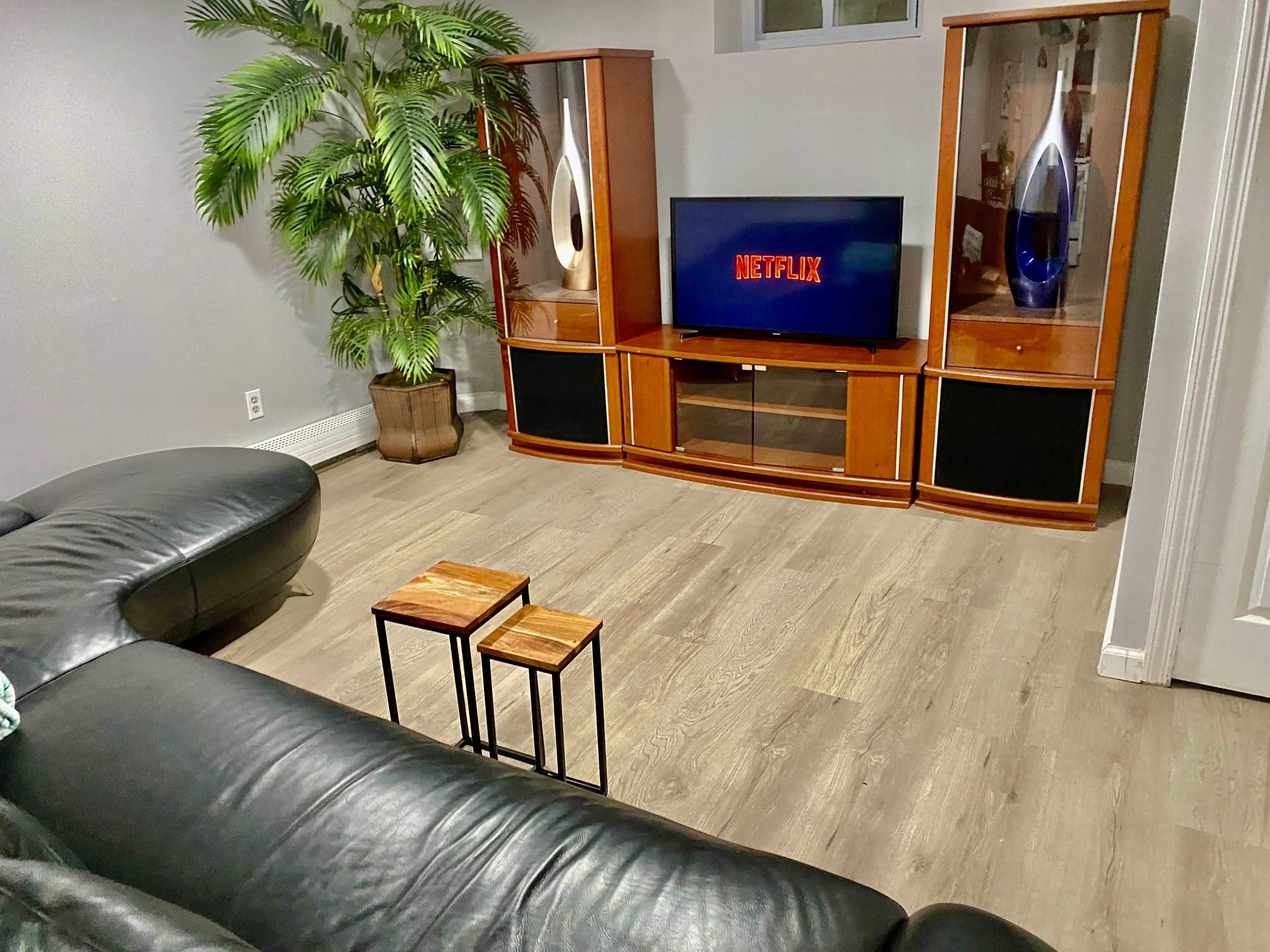 Comfy Spacious Free Parking Wireless Chargers Amenities Image in North Hempstead, Westbury, NY