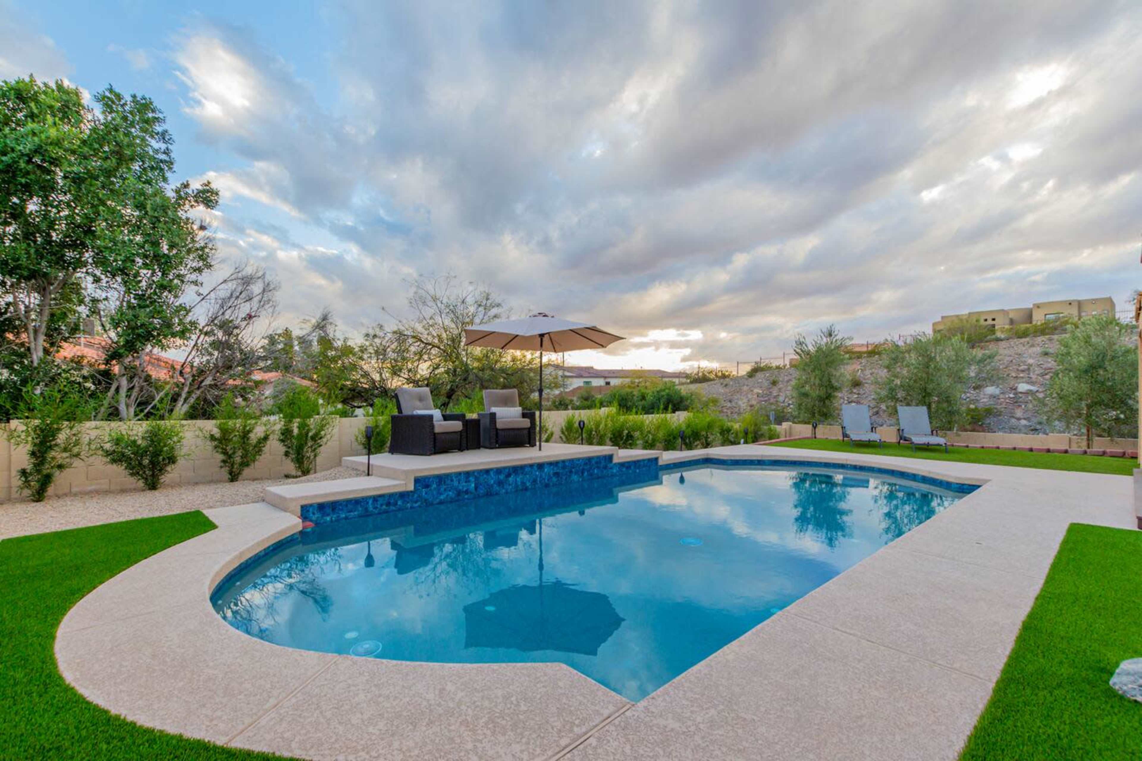 Phoenix Oasis in the Cove with Modern Interiors & Stylish Backyard Image in Paradise Valley Village, Phoenix, AZ