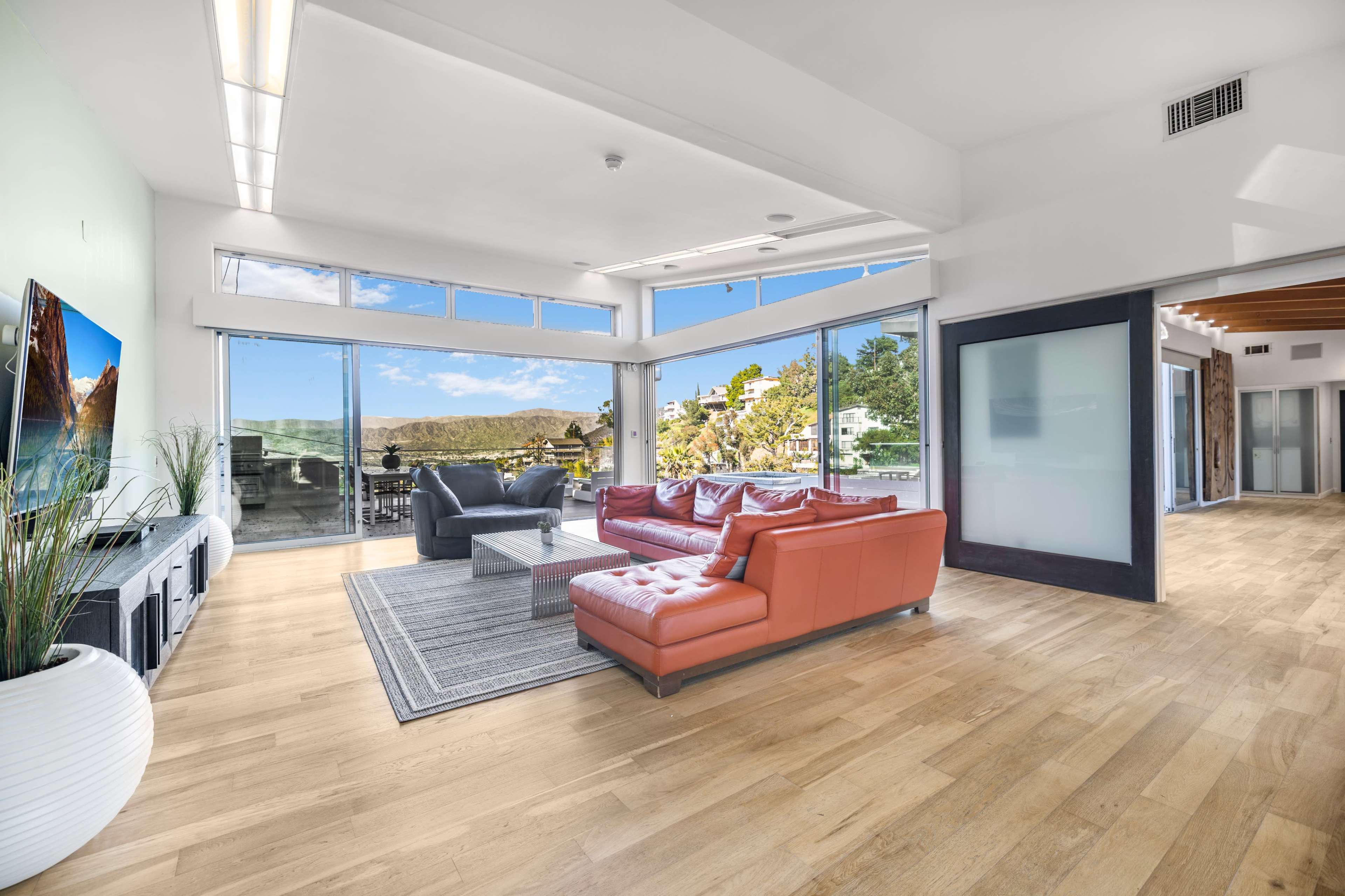 CANYON LIGHTHOUSE WITH DECKS, DRAMA & MID-MOD COOL Image in Central LA, Los Angeles, CA